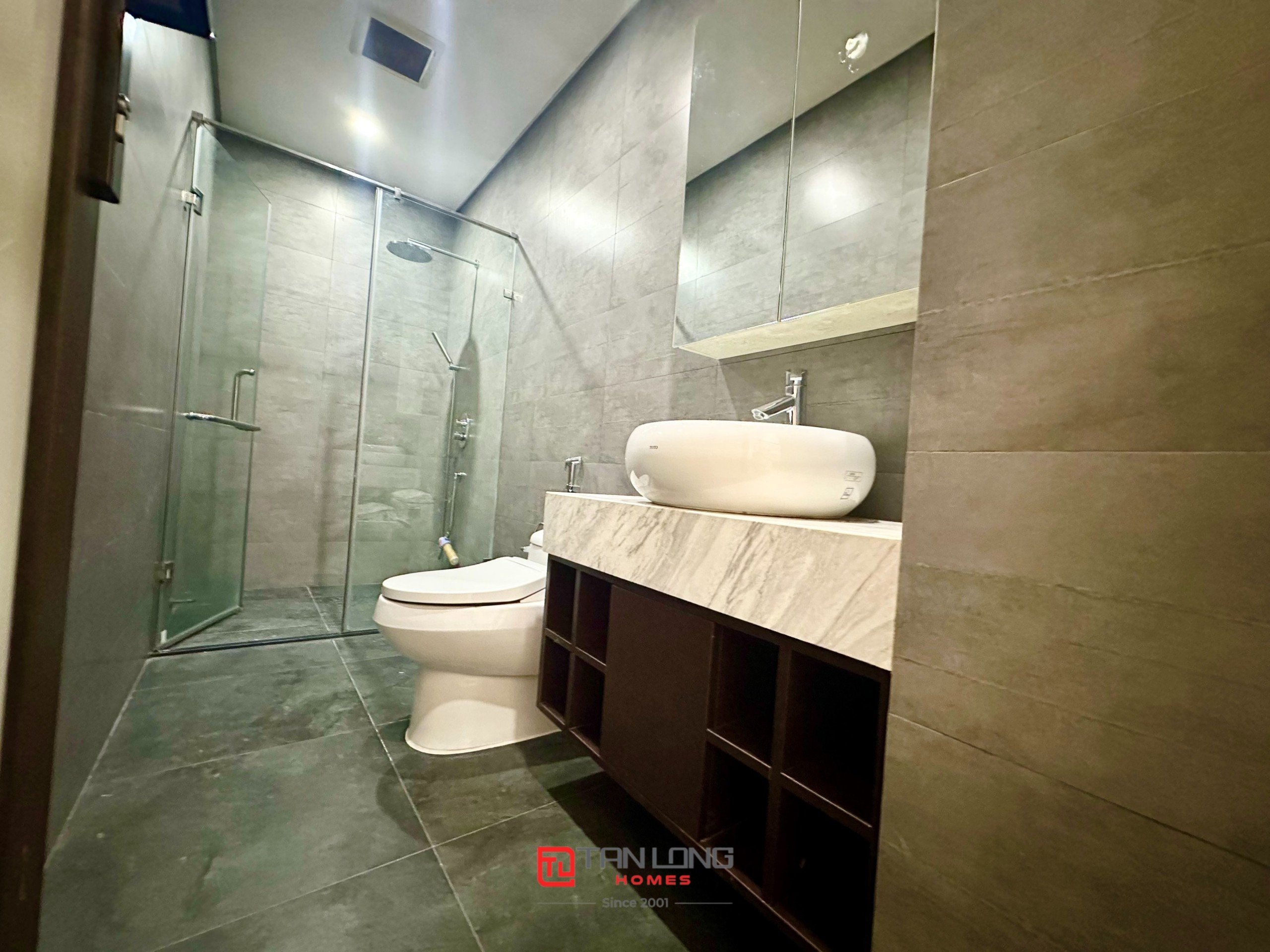 Cho thuê biệt thự H7 Starlake: DT 222m2 x 3 tầng, 4 phòng ngủ, có sân vườn rộng 22