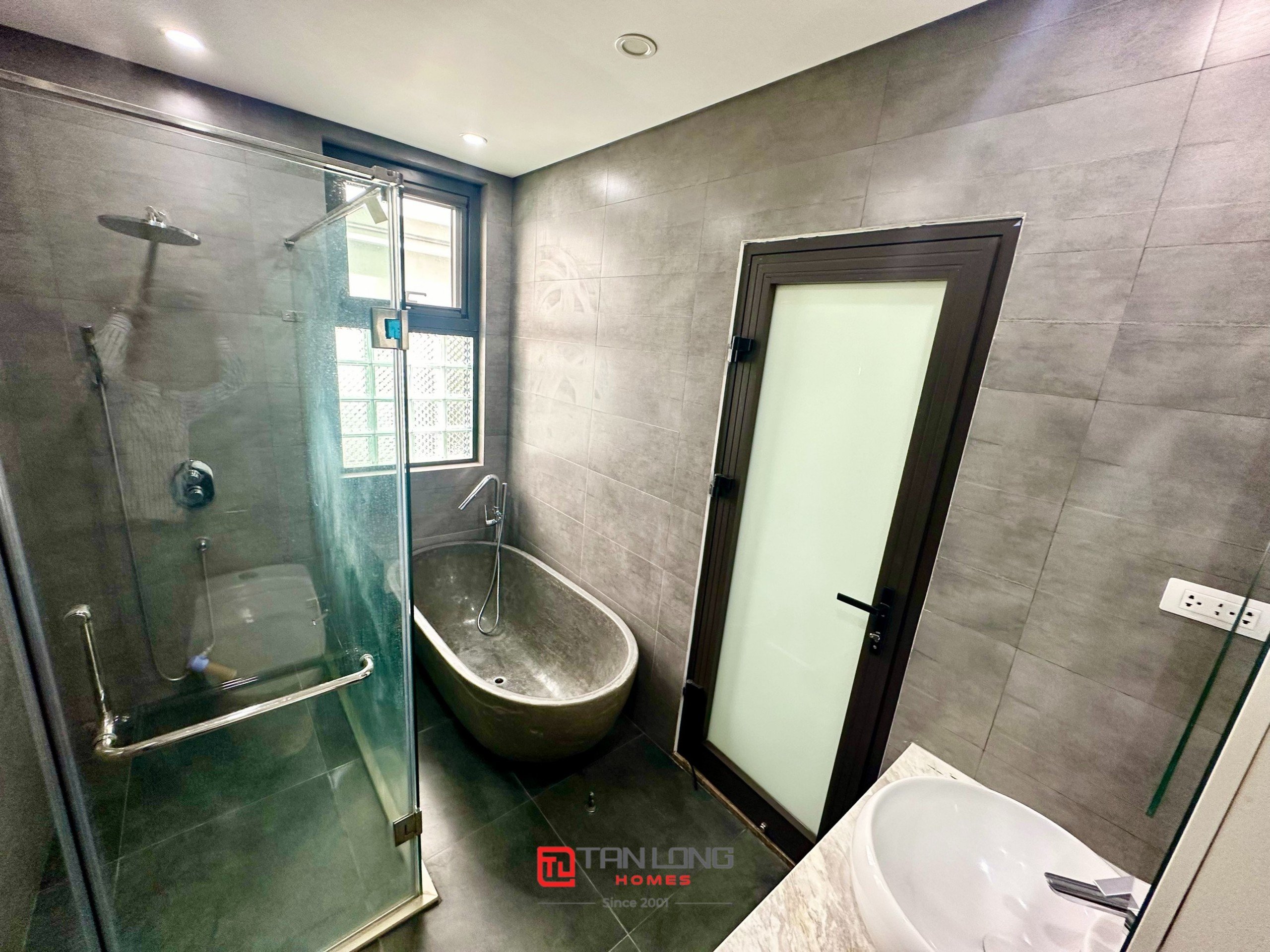 Cho thuê biệt thự H7 Starlake: DT 222m2 x 3 tầng, 4 phòng ngủ, có sân vườn rộng 23