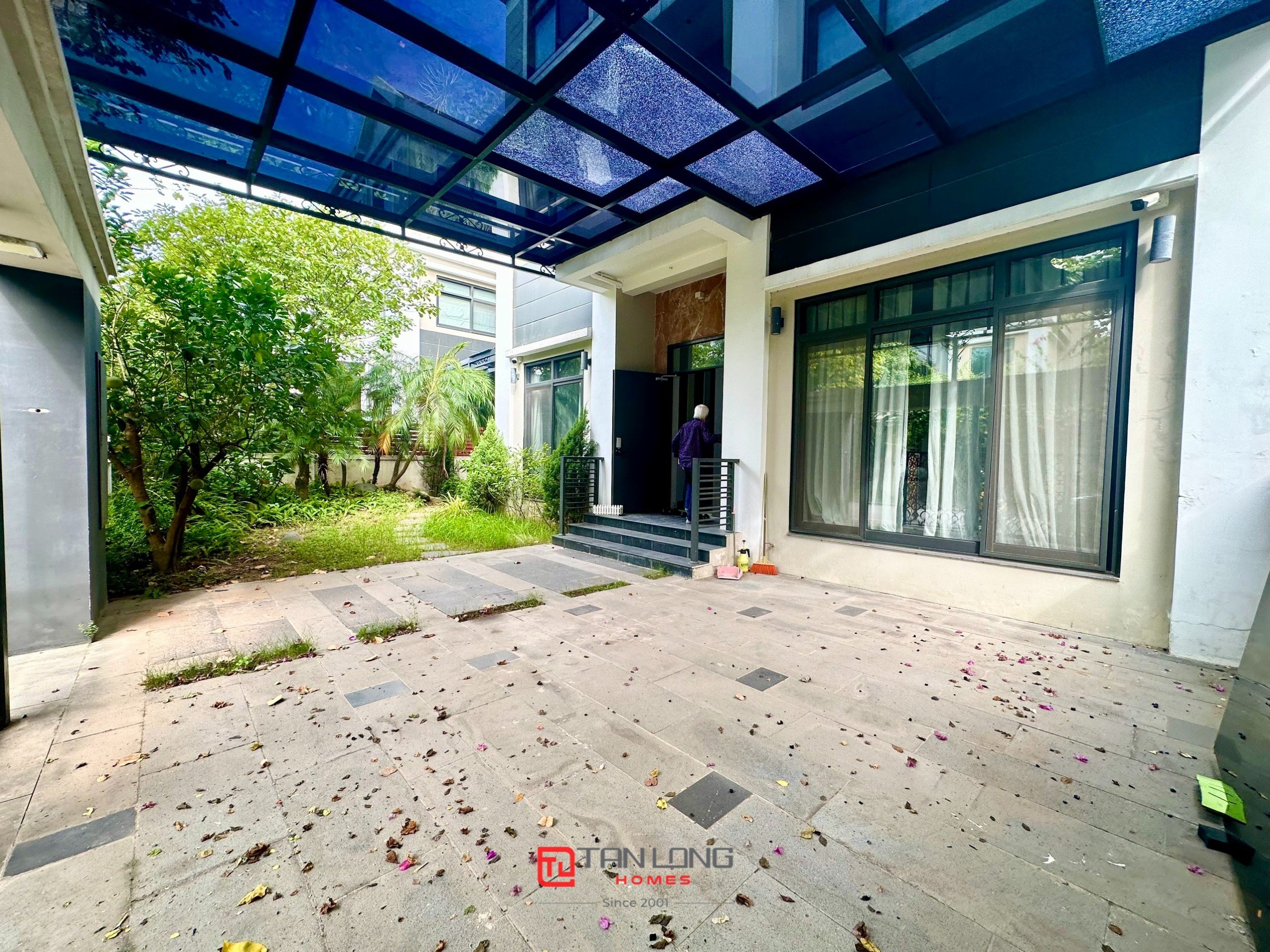 Cho thuê biệt thự H7 Starlake: DT 222m2 x 3 tầng, 4 phòng ngủ, có sân vườn rộng 25