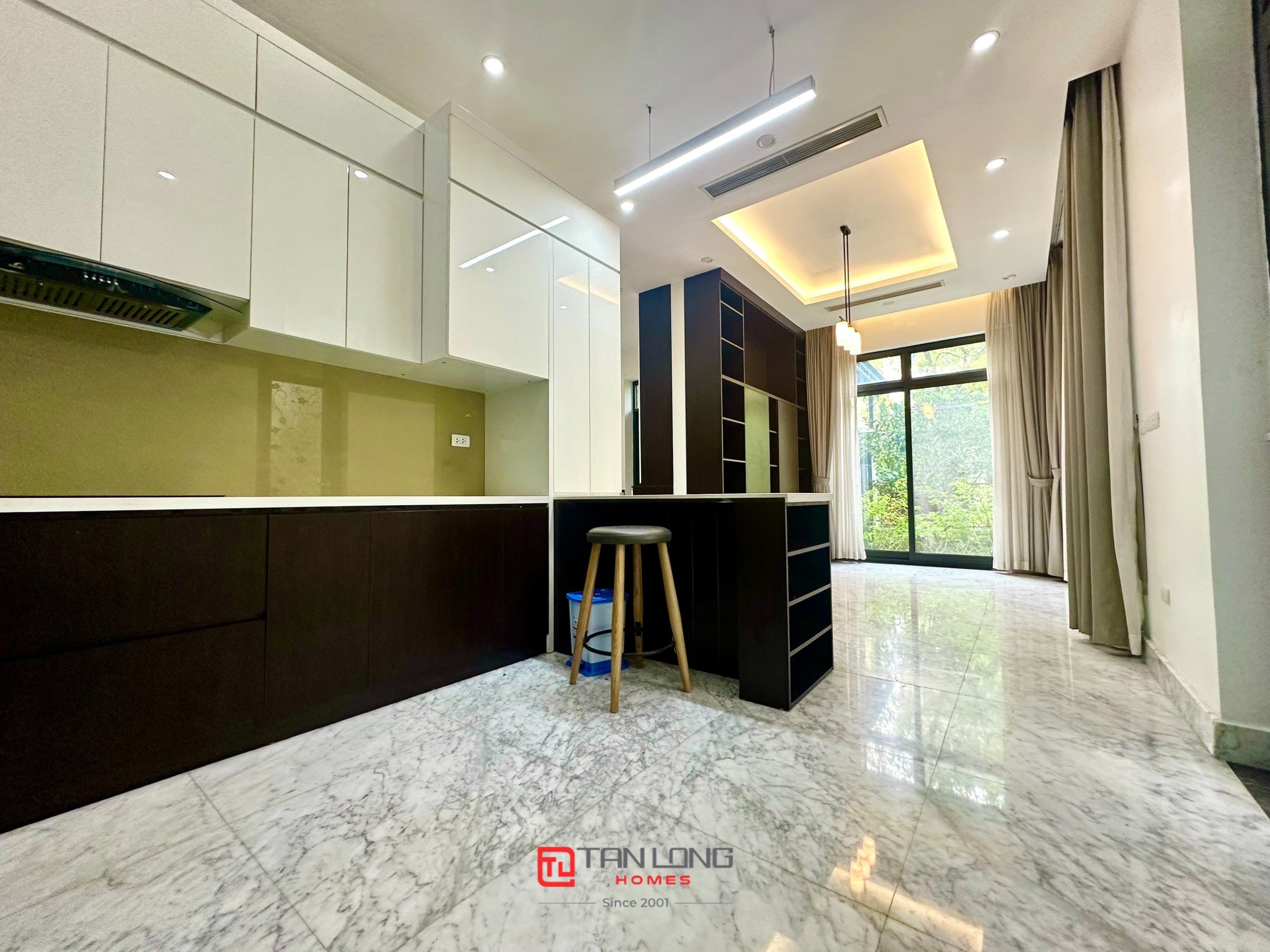 Cho thuê biệt thự H7 Starlake: DT 222m2 x 3 tầng, 4 phòng ngủ, có sân vườn rộng 3
