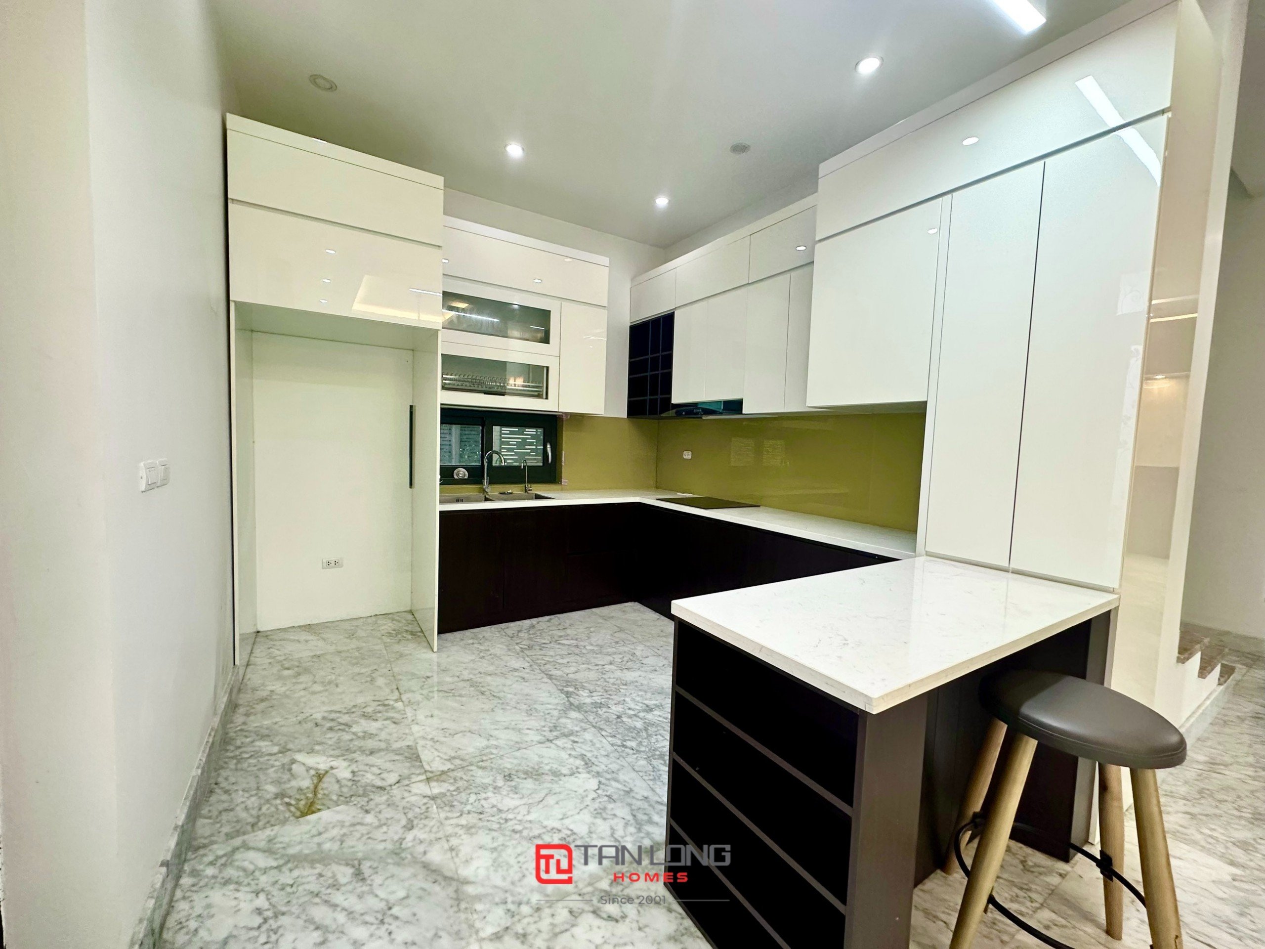 Cho thuê biệt thự H7 Starlake: DT 222m2 x 3 tầng, 4 phòng ngủ, có sân vườn rộng 4