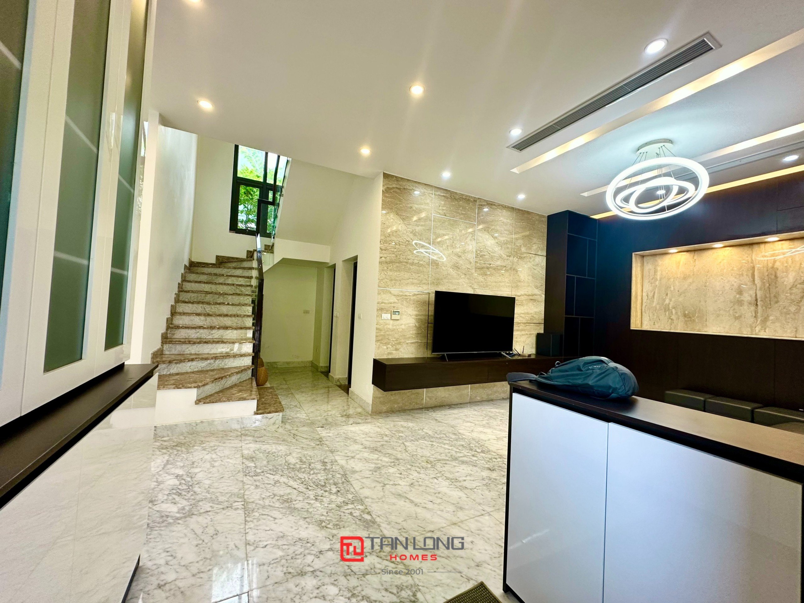 Cho thuê biệt thự H7 Starlake: DT 222m2 x 3 tầng, 4 phòng ngủ, có sân vườn rộng 5
