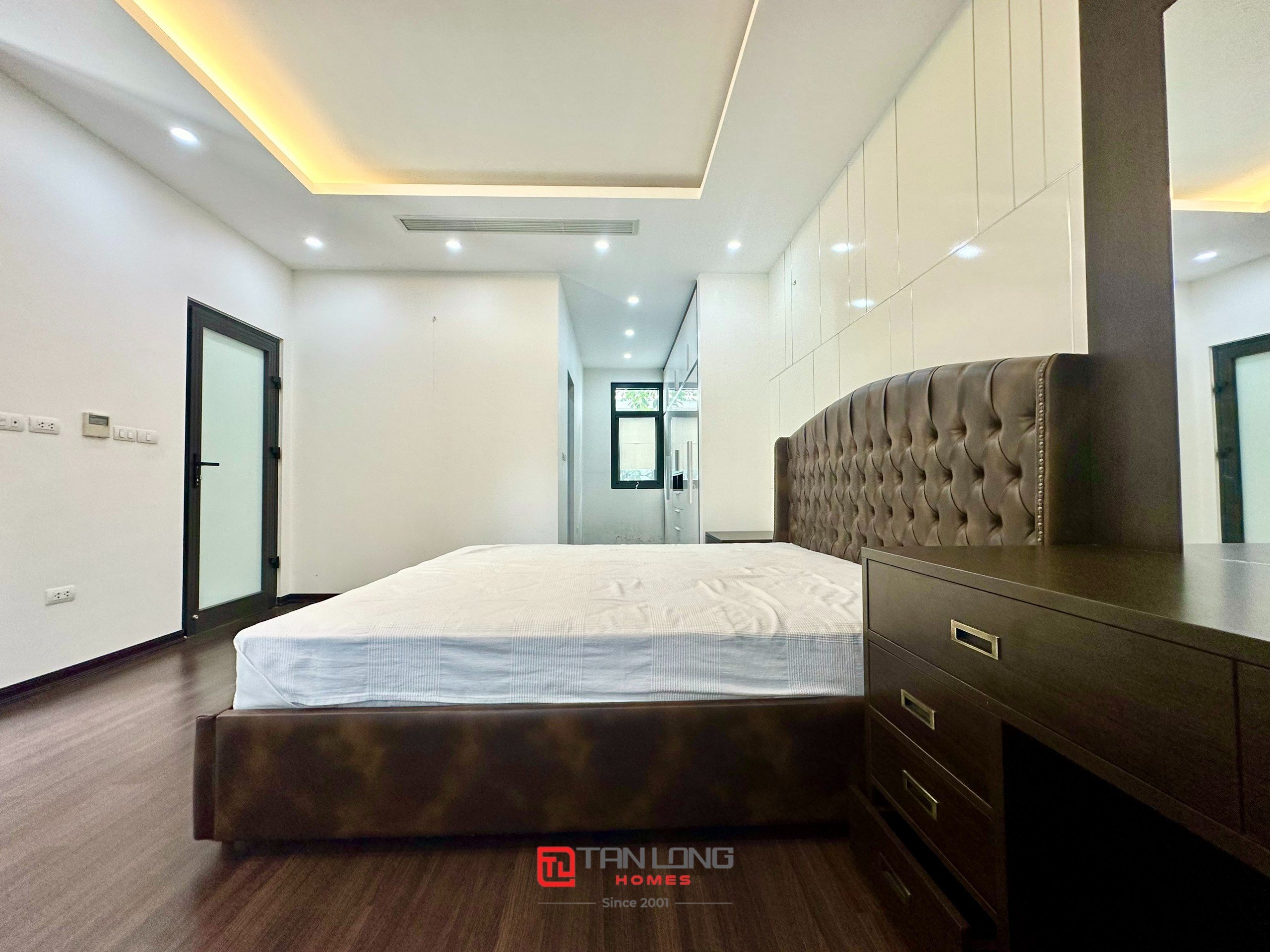 Cho thuê biệt thự H7 Starlake: DT 222m2 x 3 tầng, 4 phòng ngủ, có sân vườn rộng 7