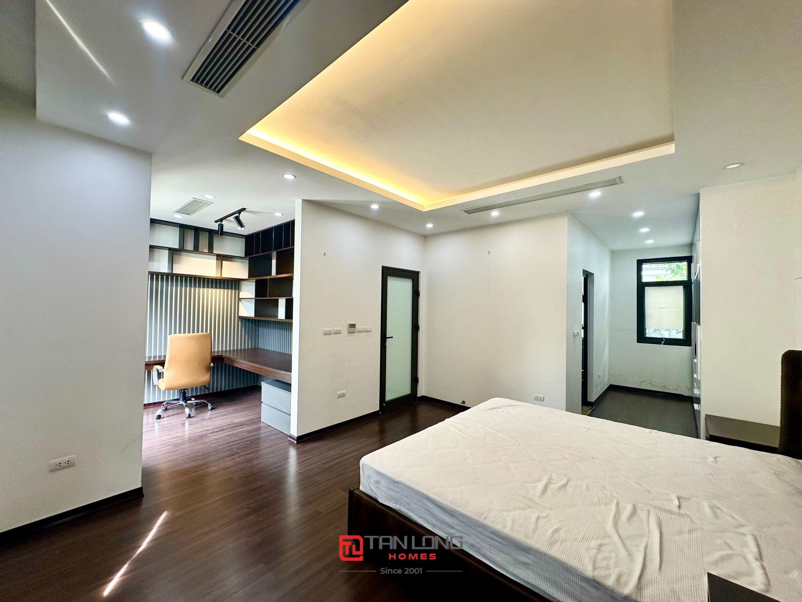 Cho thuê biệt thự H7 Starlake: DT 222m2 x 3 tầng, 4 phòng ngủ, có sân vườn rộng 9