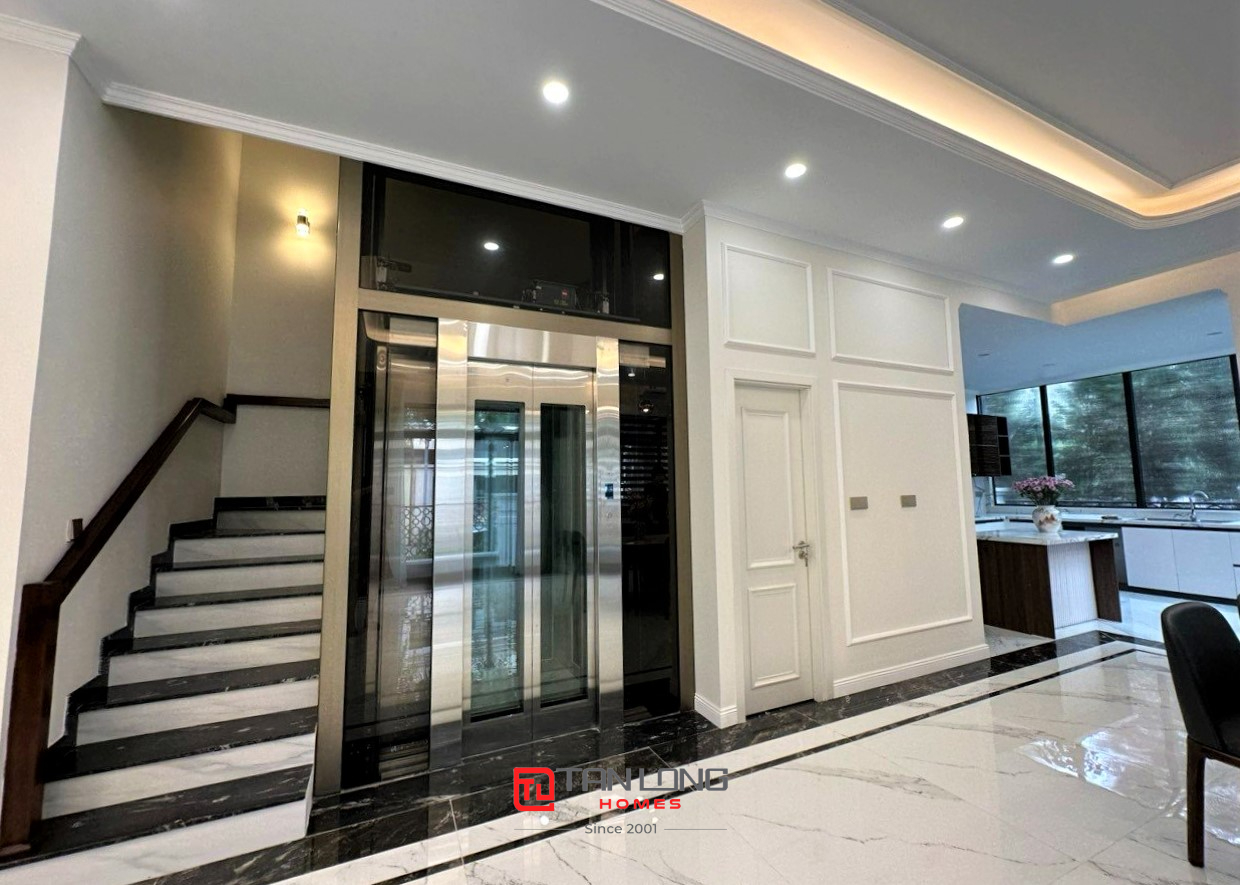 Cho thuê biệt thự song lập căn góc view bể bơi 222m2 có thang máy tại Starlake 6