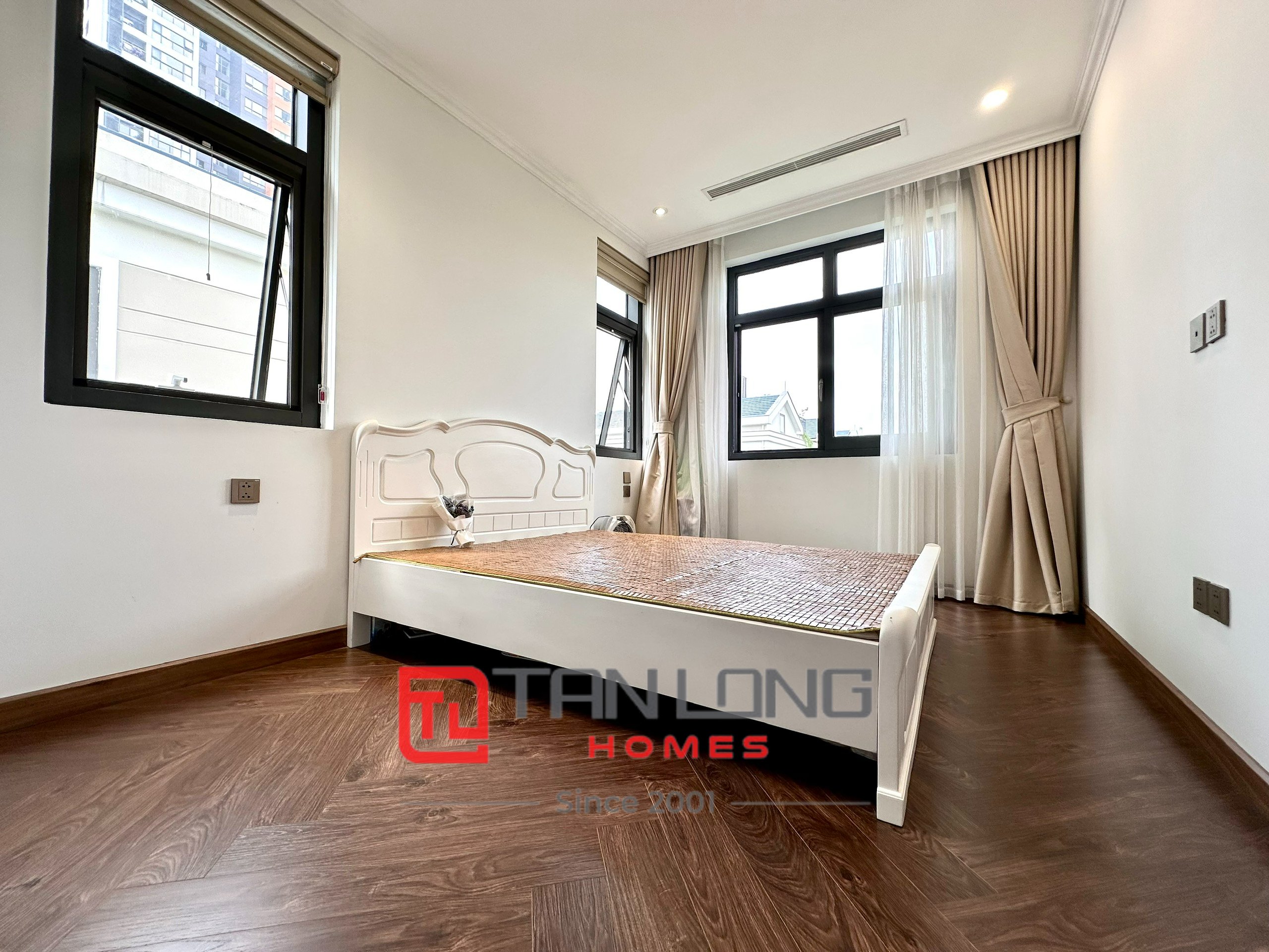 Cho thuê biệt thự song lập H6 Starlake: 5PN/215m2 full đồ nhập khẩu, có thang máy 20