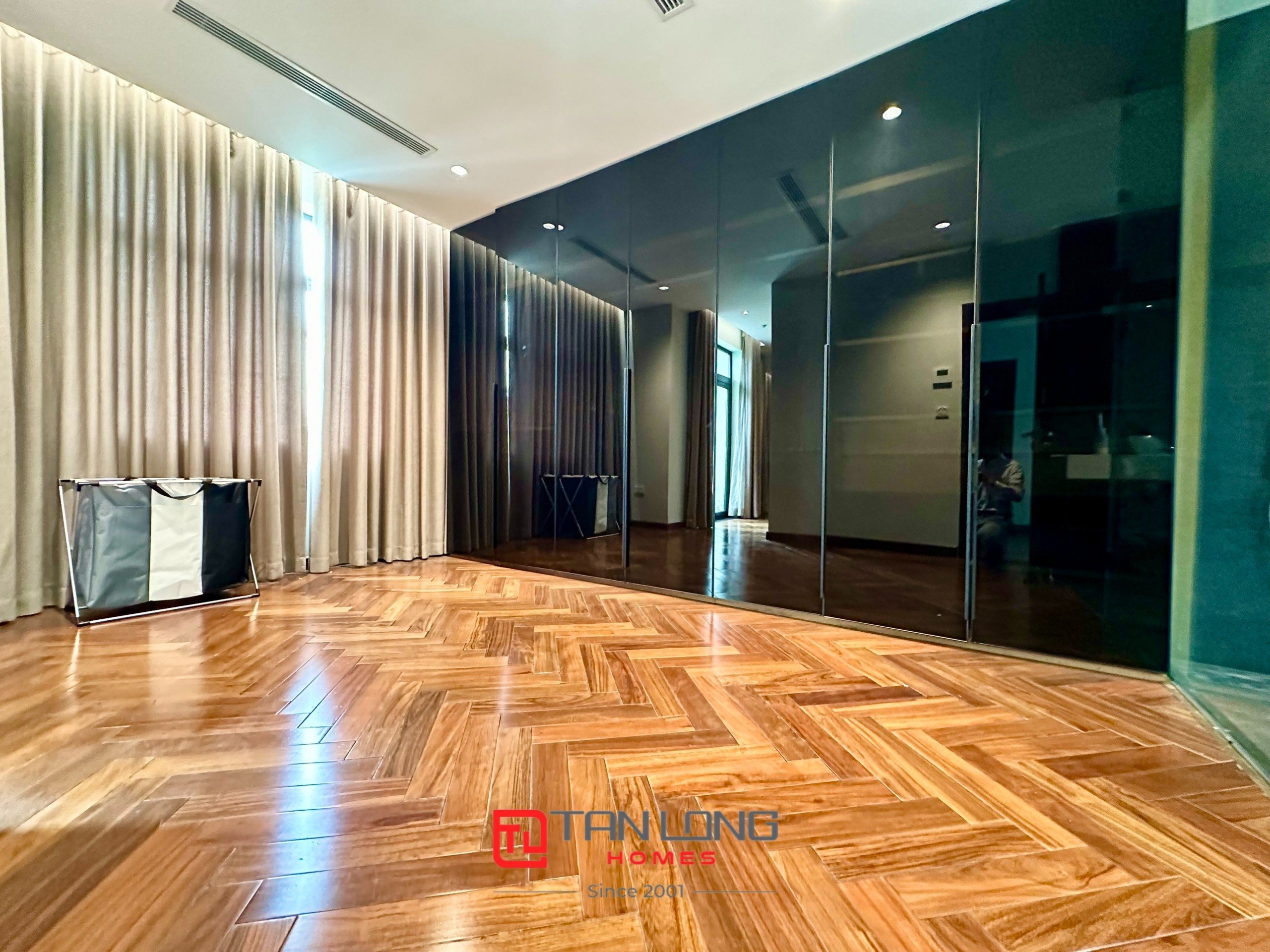 Cho thuê biệt thự song lập H7 Starlake: 222m2 x 3,5 tầng có sân vườn, giá tốt 11
