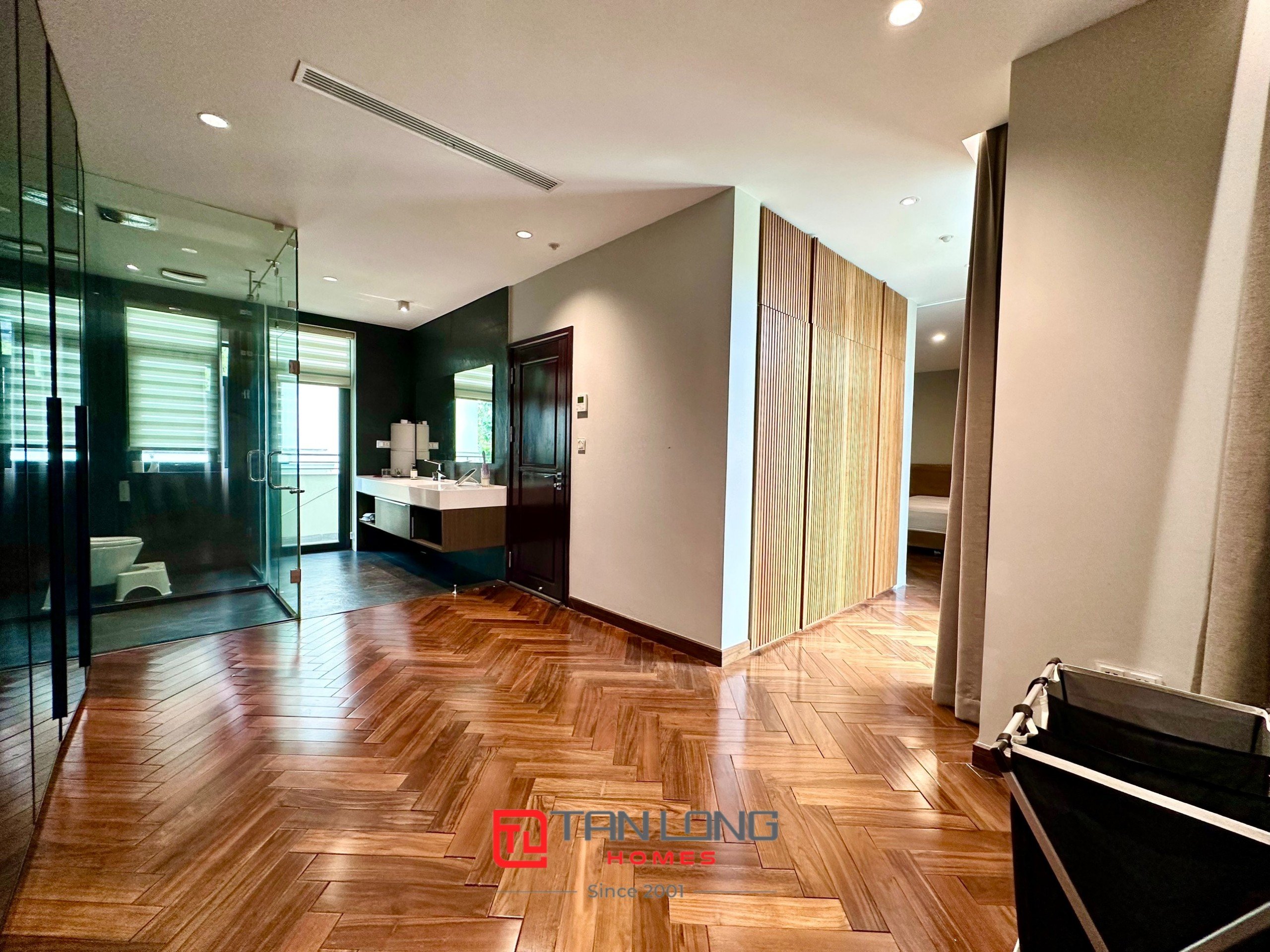 Cho thuê biệt thự song lập H7 Starlake: 222m2 x 3,5 tầng có sân vườn, giá tốt 12