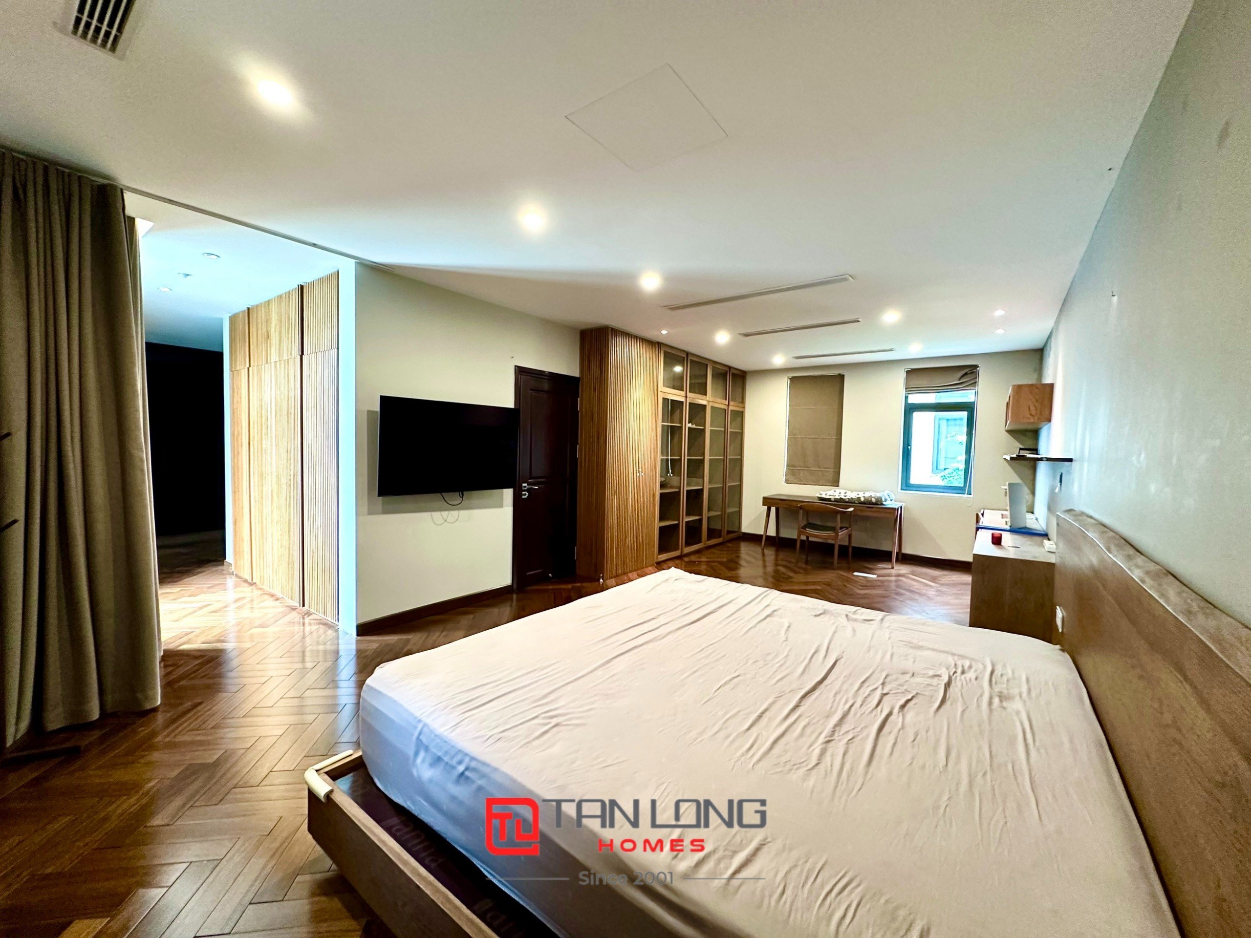 Cho thuê biệt thự song lập H7 Starlake: 222m2 x 3,5 tầng có sân vườn, giá tốt 14