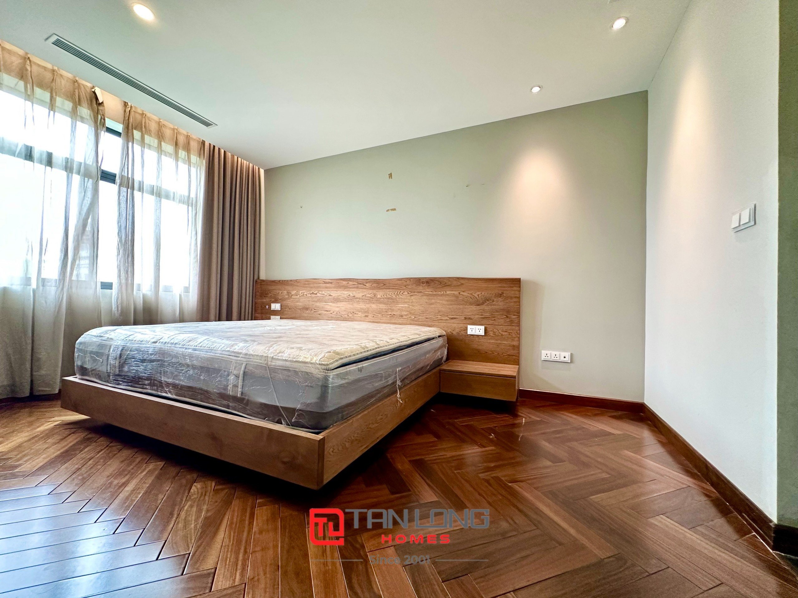 Cho thuê biệt thự song lập H7 Starlake: 222m2 x 3,5 tầng có sân vườn, giá tốt 15