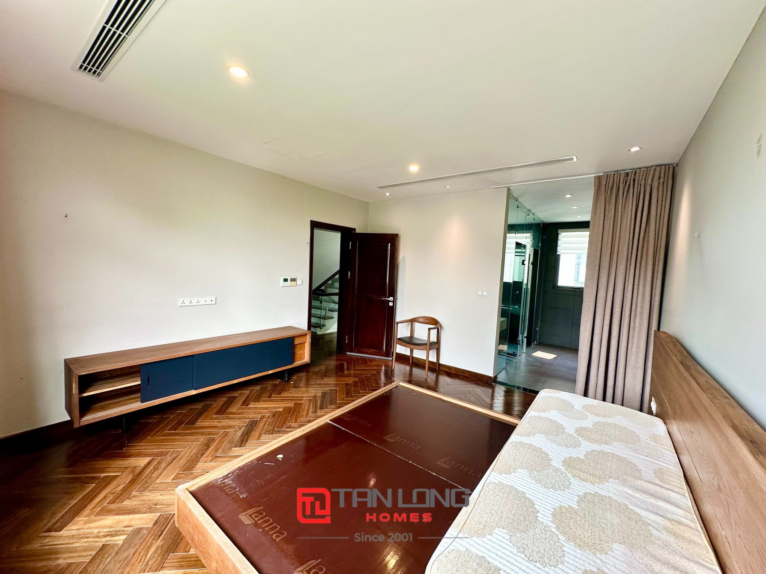 Cho thuê biệt thự song lập H7 Starlake: 222m2 x 3,5 tầng có sân vườn, giá tốt 17
