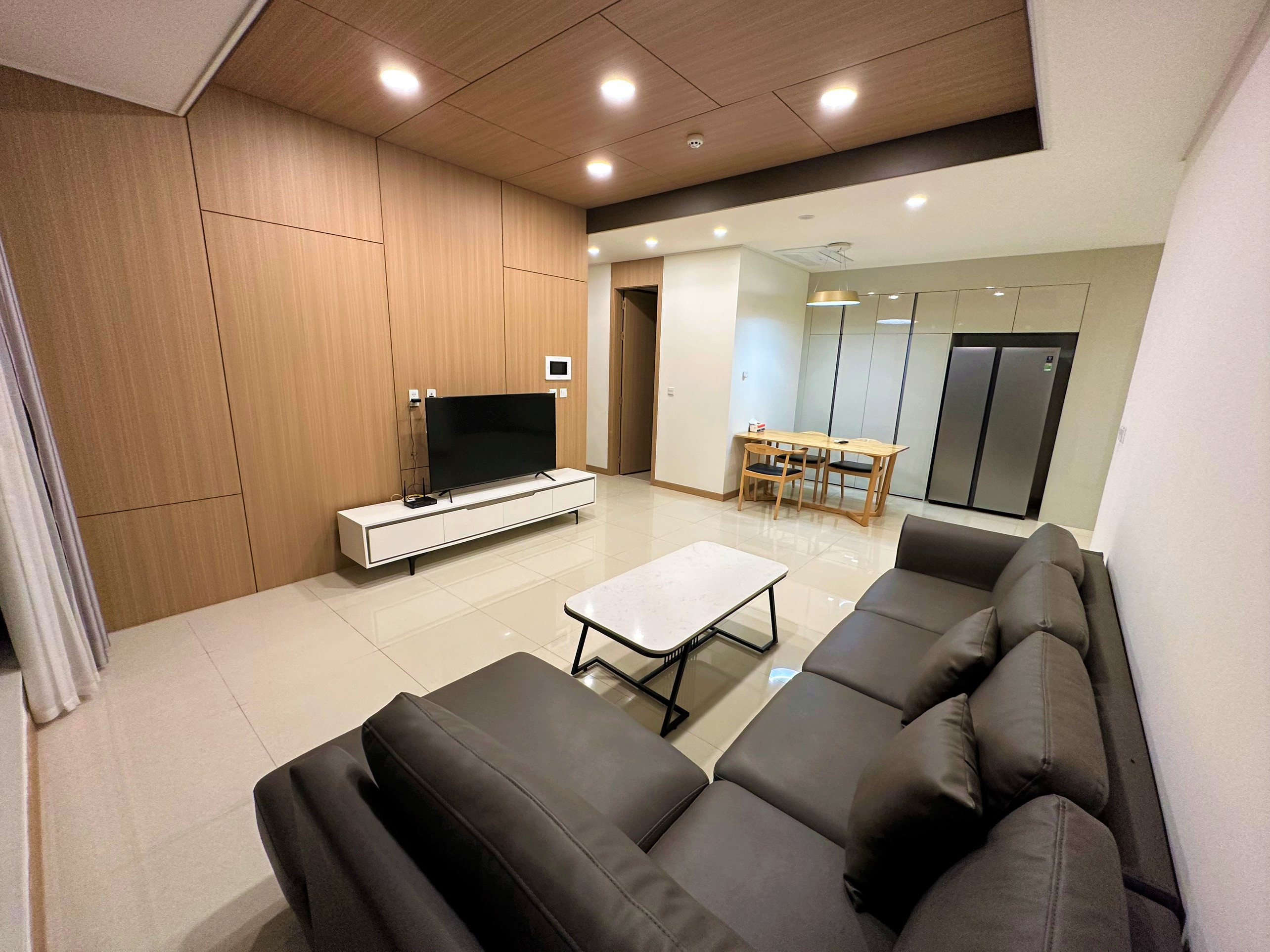 Cho thuê căn 2 ngủ 91m2 tầng cao full đồ view thoáng tòa 902 Starlake 1