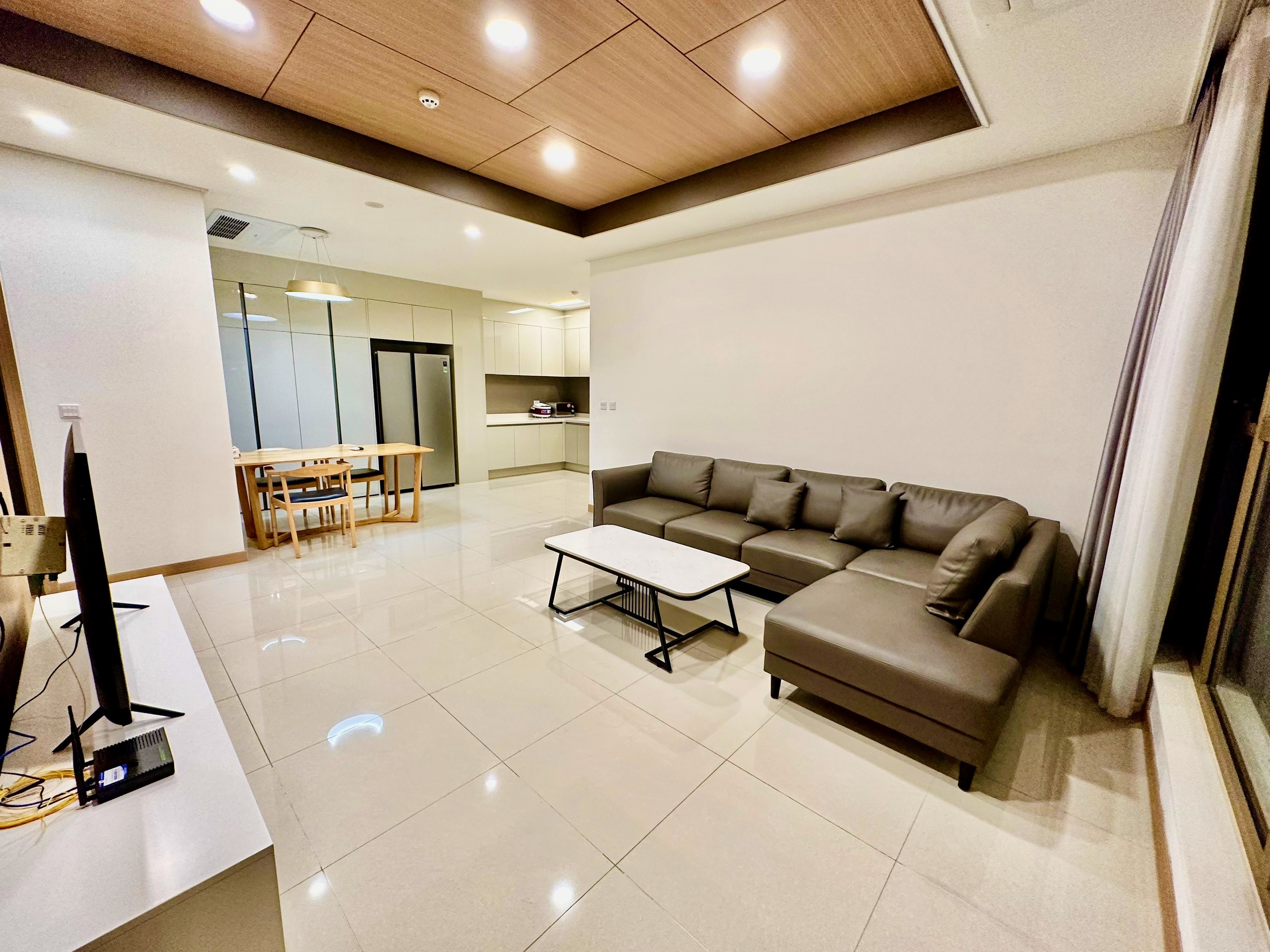 Cho thuê căn 2 ngủ 91m2 tầng cao full đồ view thoáng tòa 902 Starlake 2