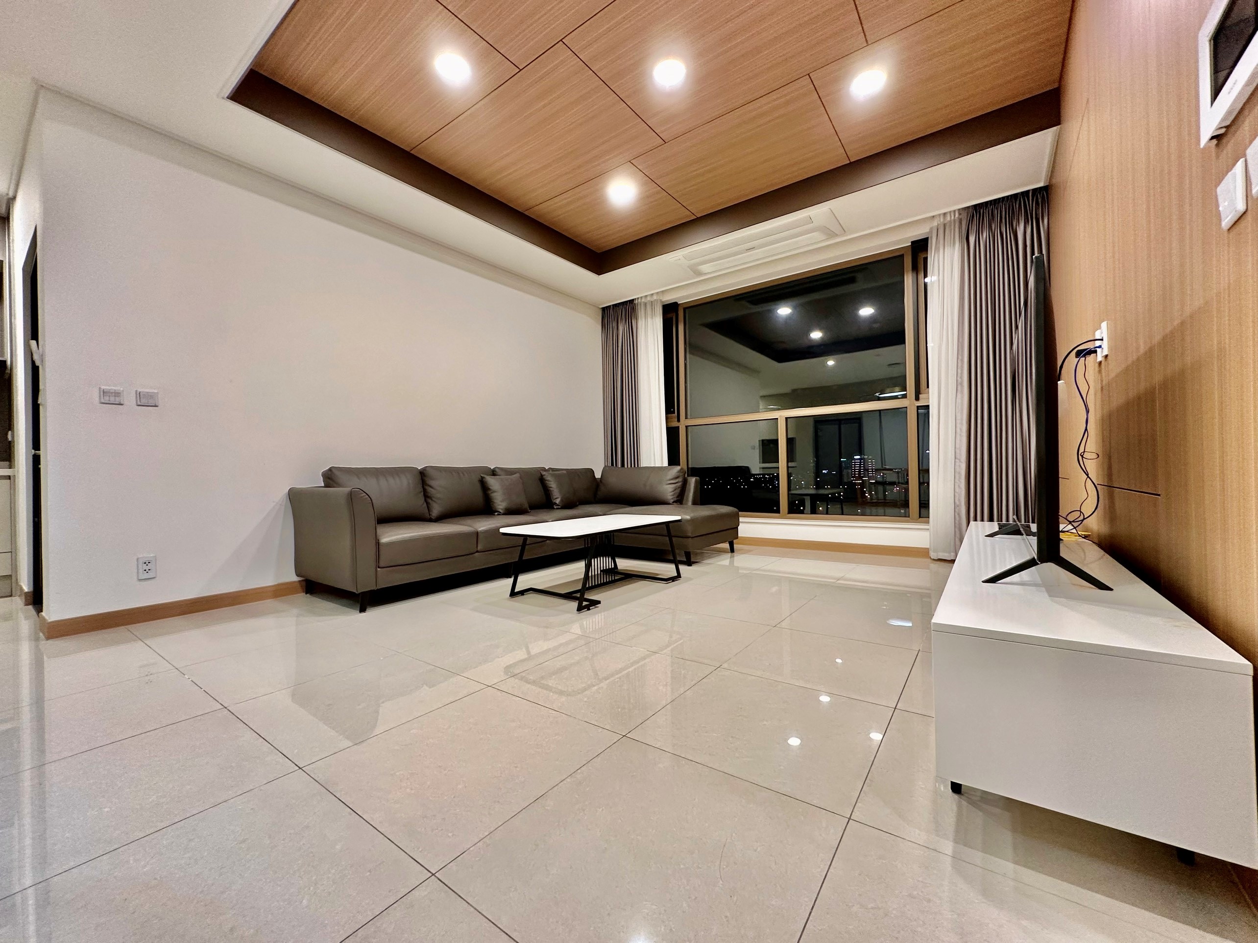 Cho thuê căn 2 ngủ 91m2 tầng cao full đồ view thoáng tòa 902 Starlake 3