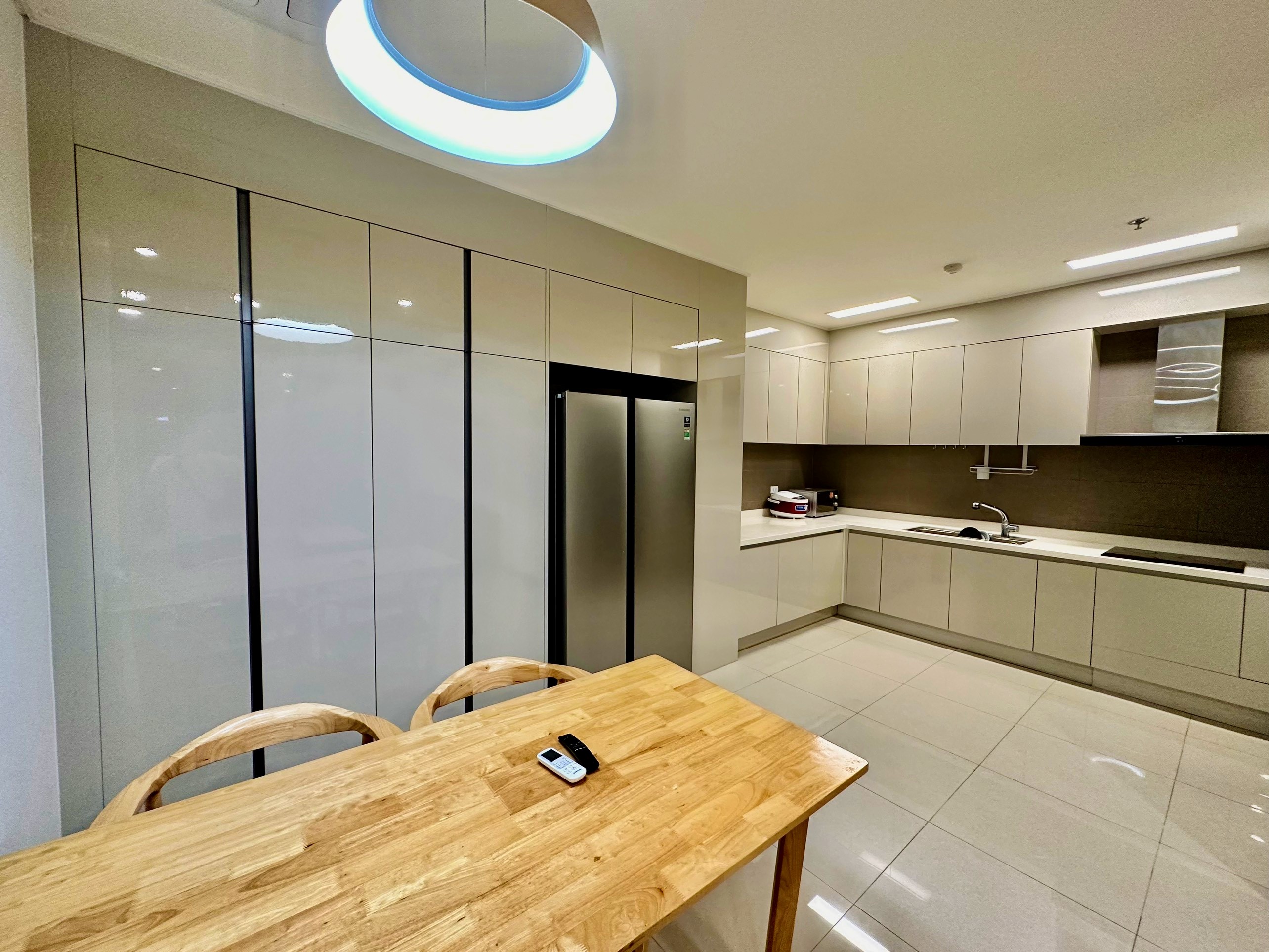 Cho thuê căn 2 ngủ 91m2 tầng cao full đồ view thoáng tòa 902 Starlake 4