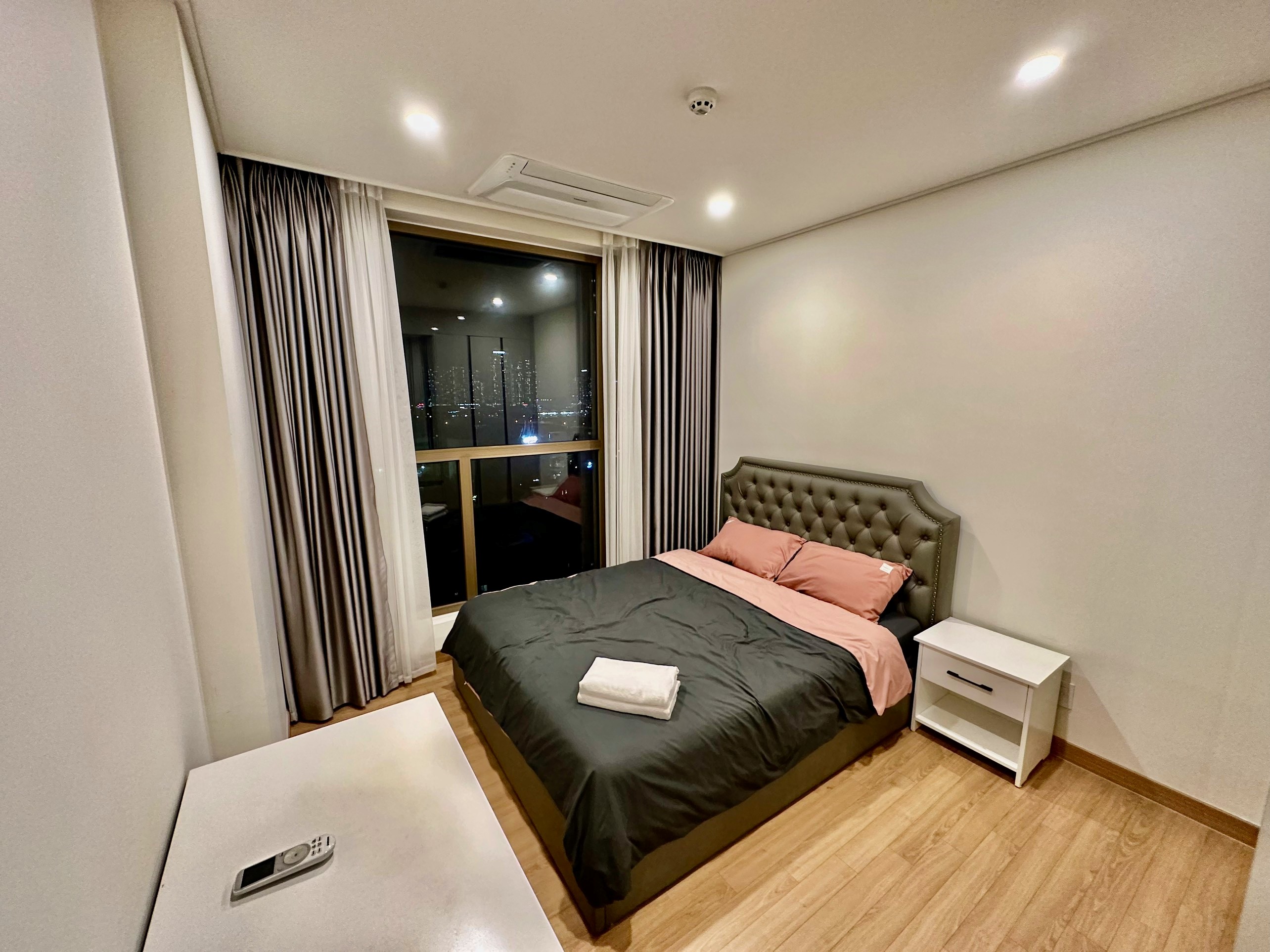 Cho thuê căn 2 ngủ 91m2 tầng cao full đồ view thoáng tòa 902 Starlake 5