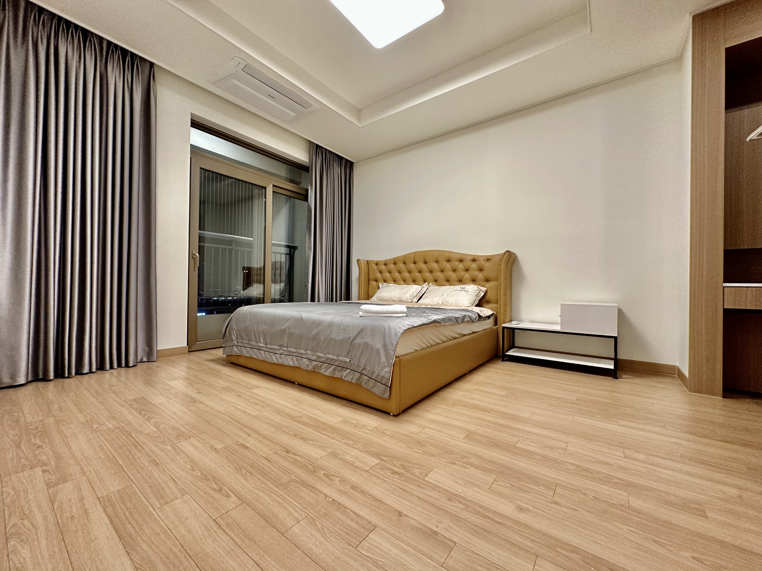 Cho thuê căn 2 ngủ 91m2 tầng cao full đồ view thoáng tòa 902 Starlake 6