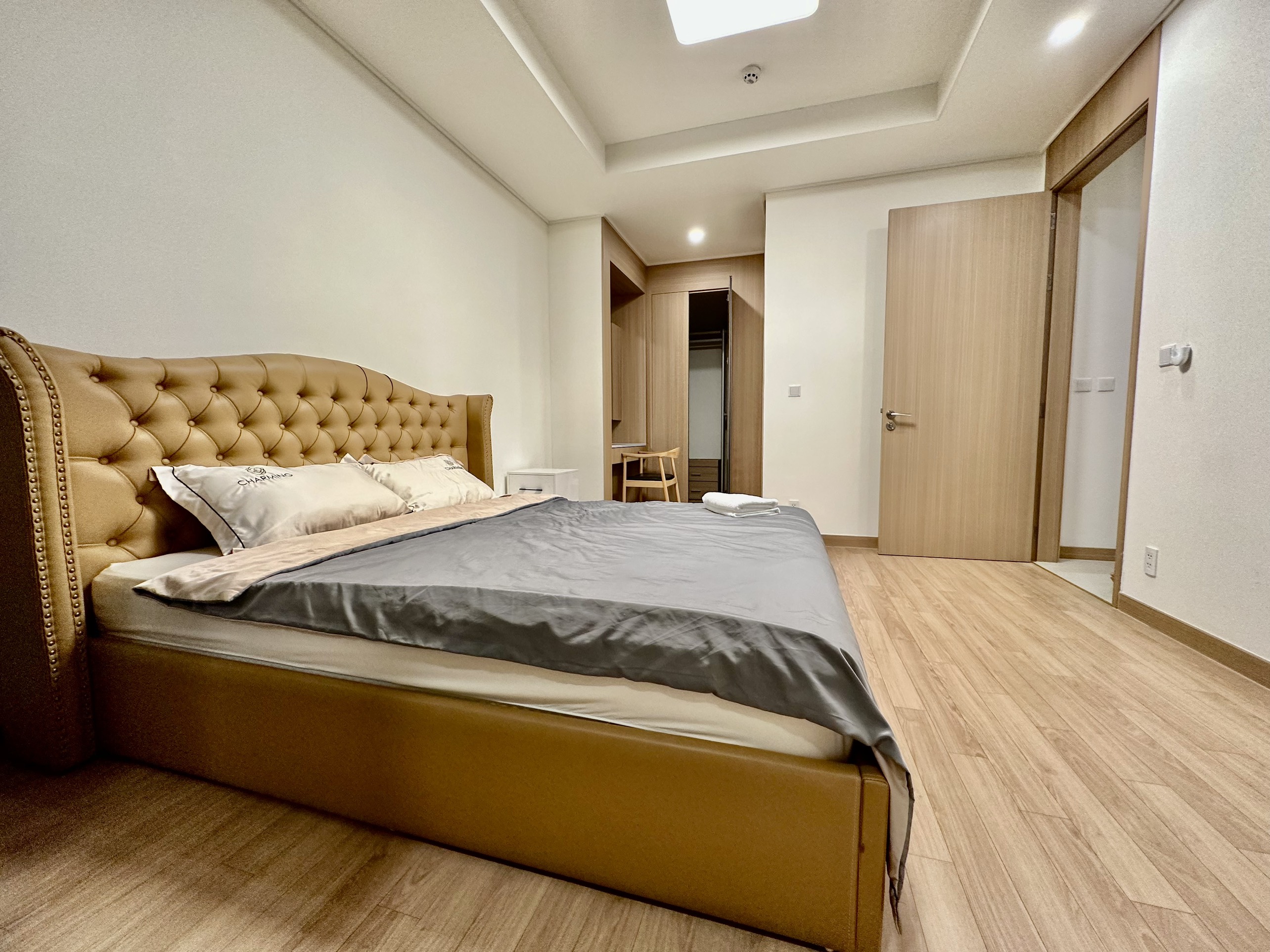 Cho thuê căn 2 ngủ 91m2 tầng cao full đồ view thoáng tòa 902 Starlake 7