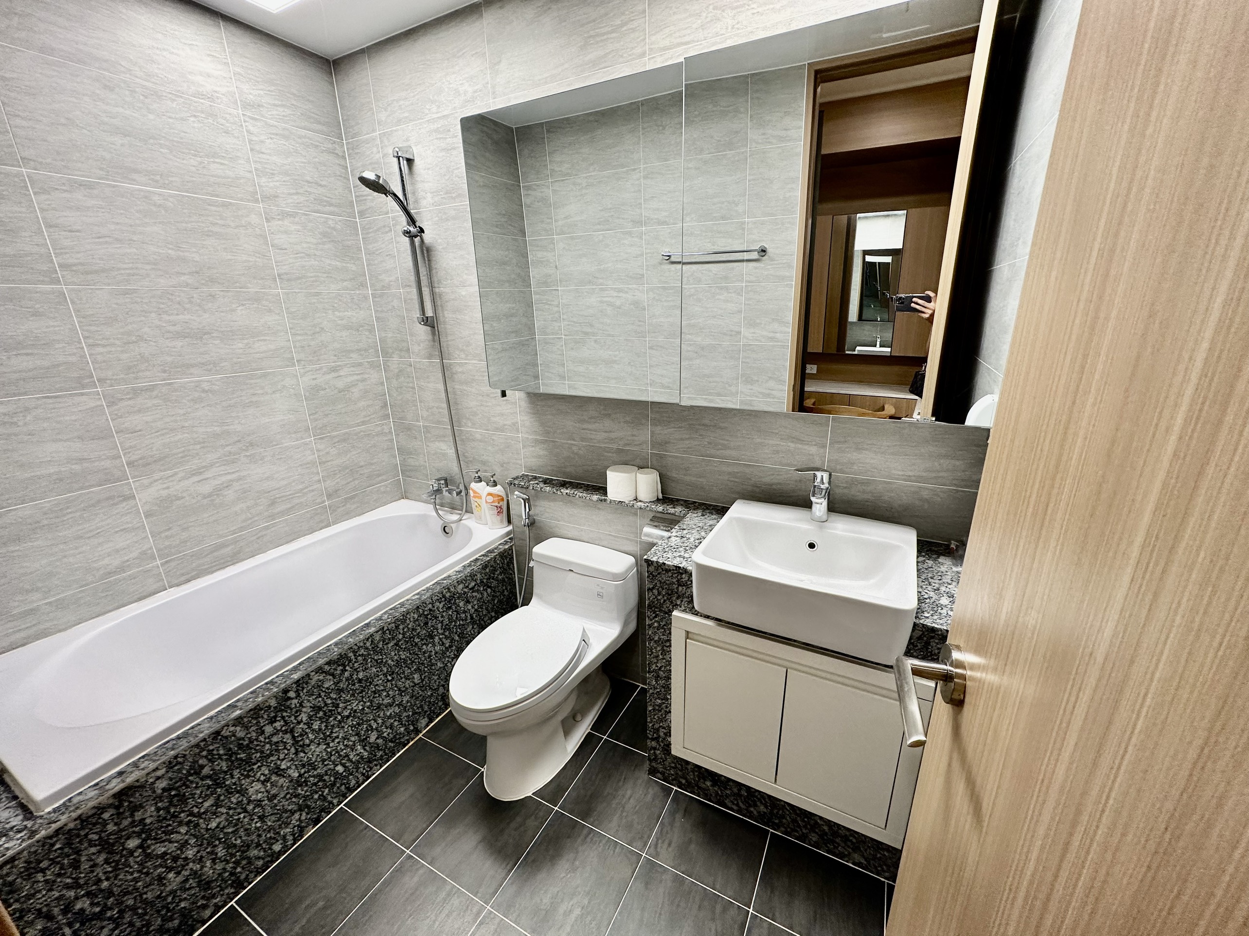 Cho thuê căn 2 ngủ 91m2 tầng cao full đồ view thoáng tòa 902 Starlake 8