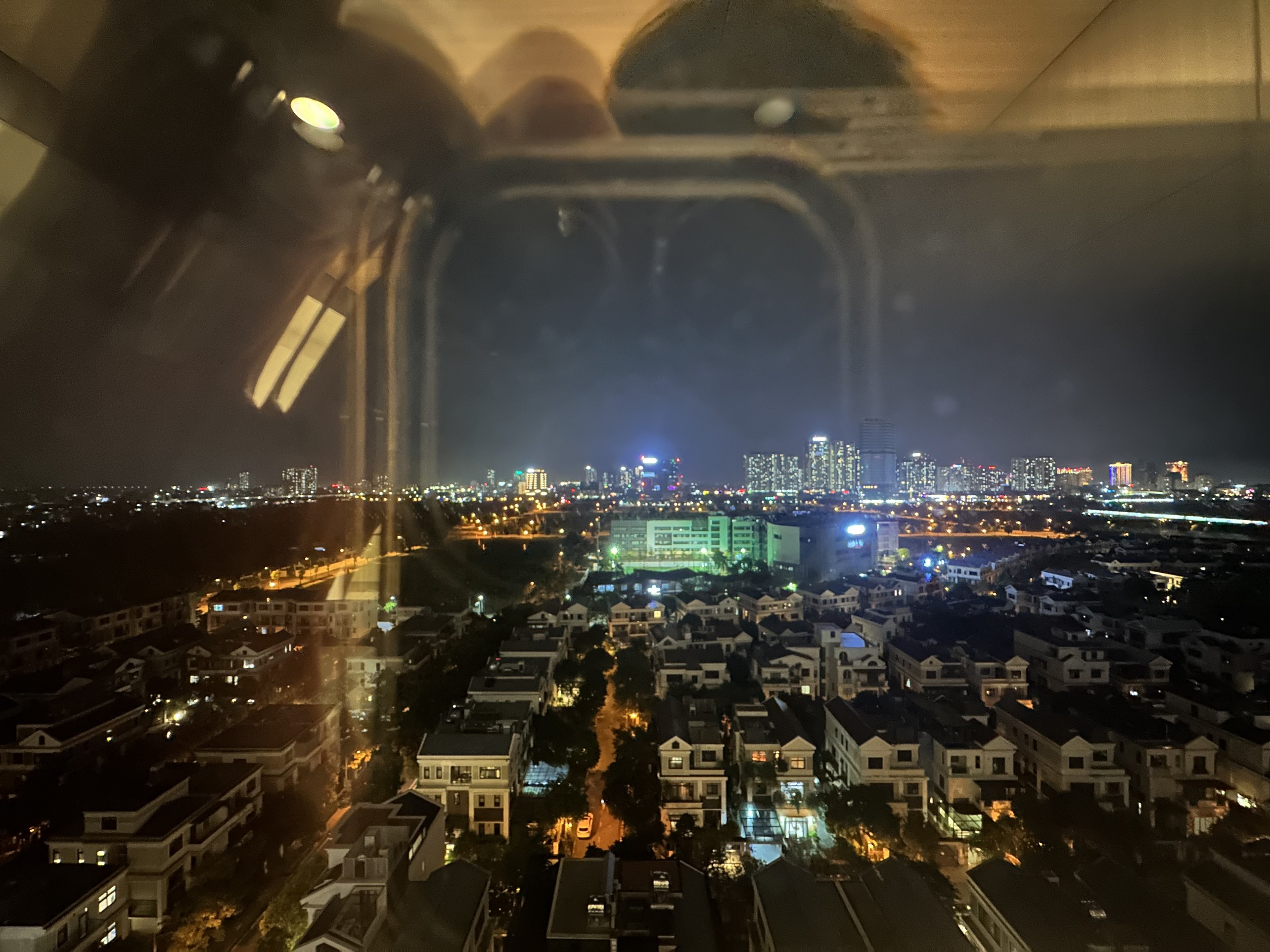 Cho thuê căn 2 ngủ 91m2 tầng cao full đồ view thoáng tòa 902 Starlake 9