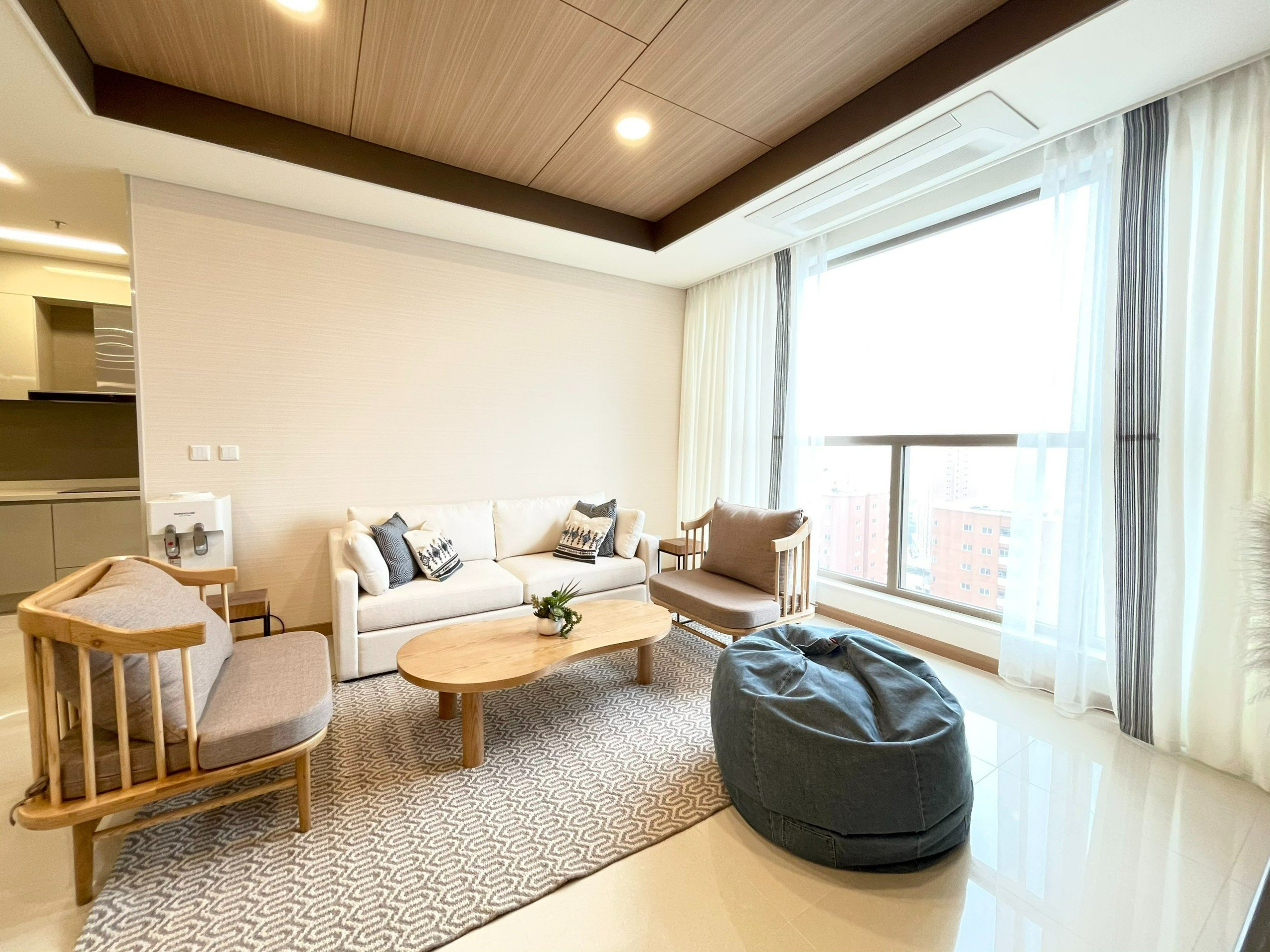 Cho thuê căn 2 ngủ 96m2 full đồ mới setup, tầng cao view bể bơi tòa 902 Starlake 2