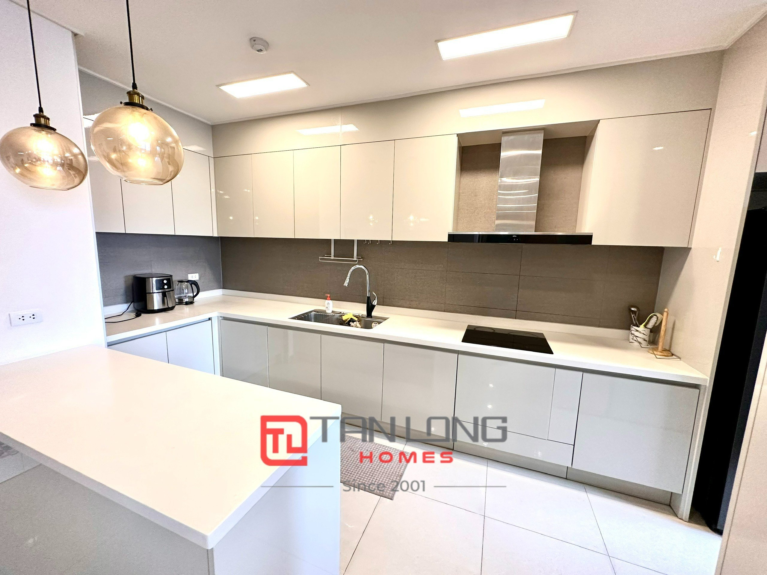 Cho thuê căn 2 ngủ 96m2 tầng cao full đồ mới tòa 902 Starlake, sẵn nhà trống 10