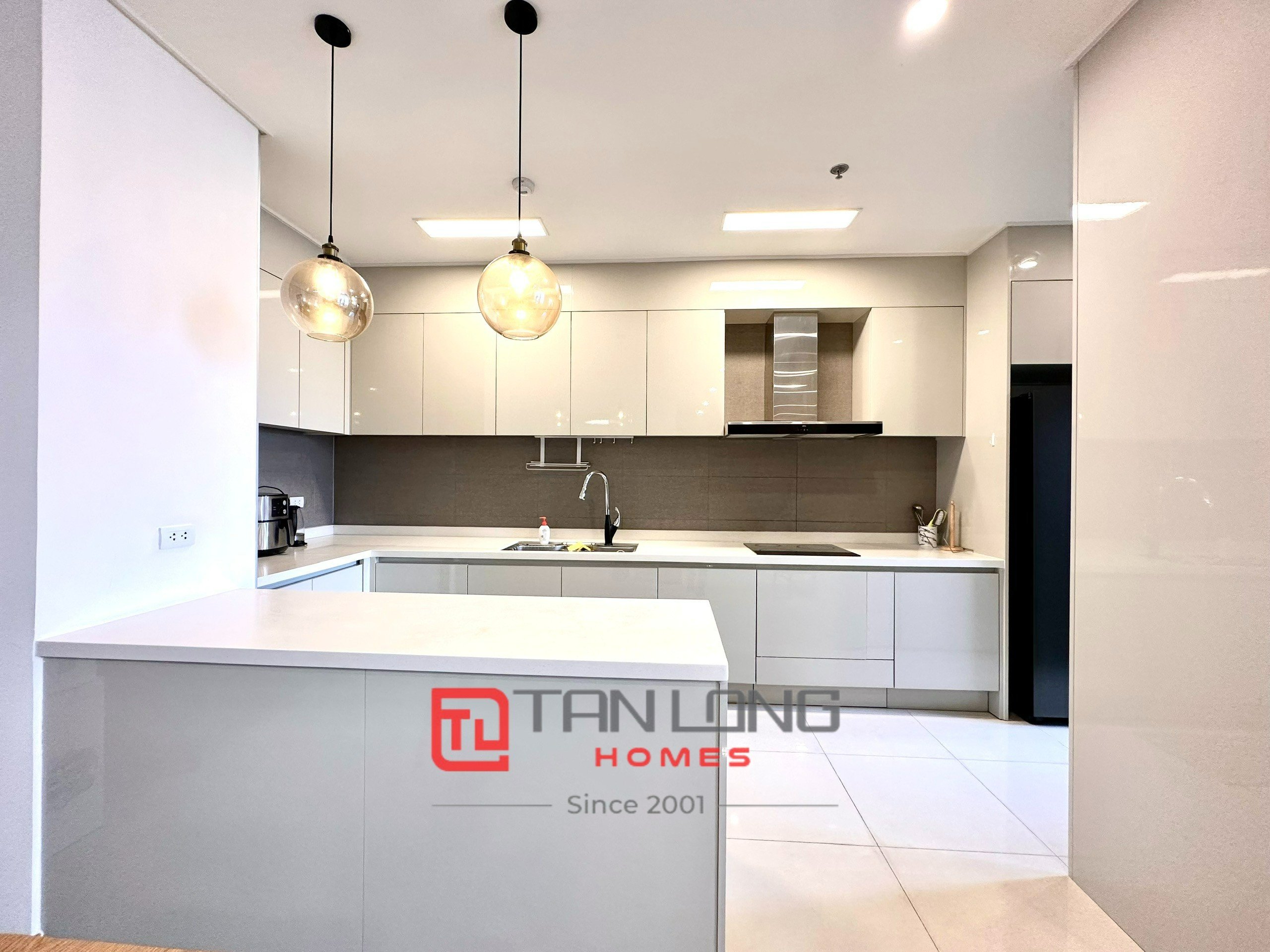 Cho thuê căn 2 ngủ 96m2 tầng cao full đồ mới tòa 902 Starlake, sẵn nhà trống 12