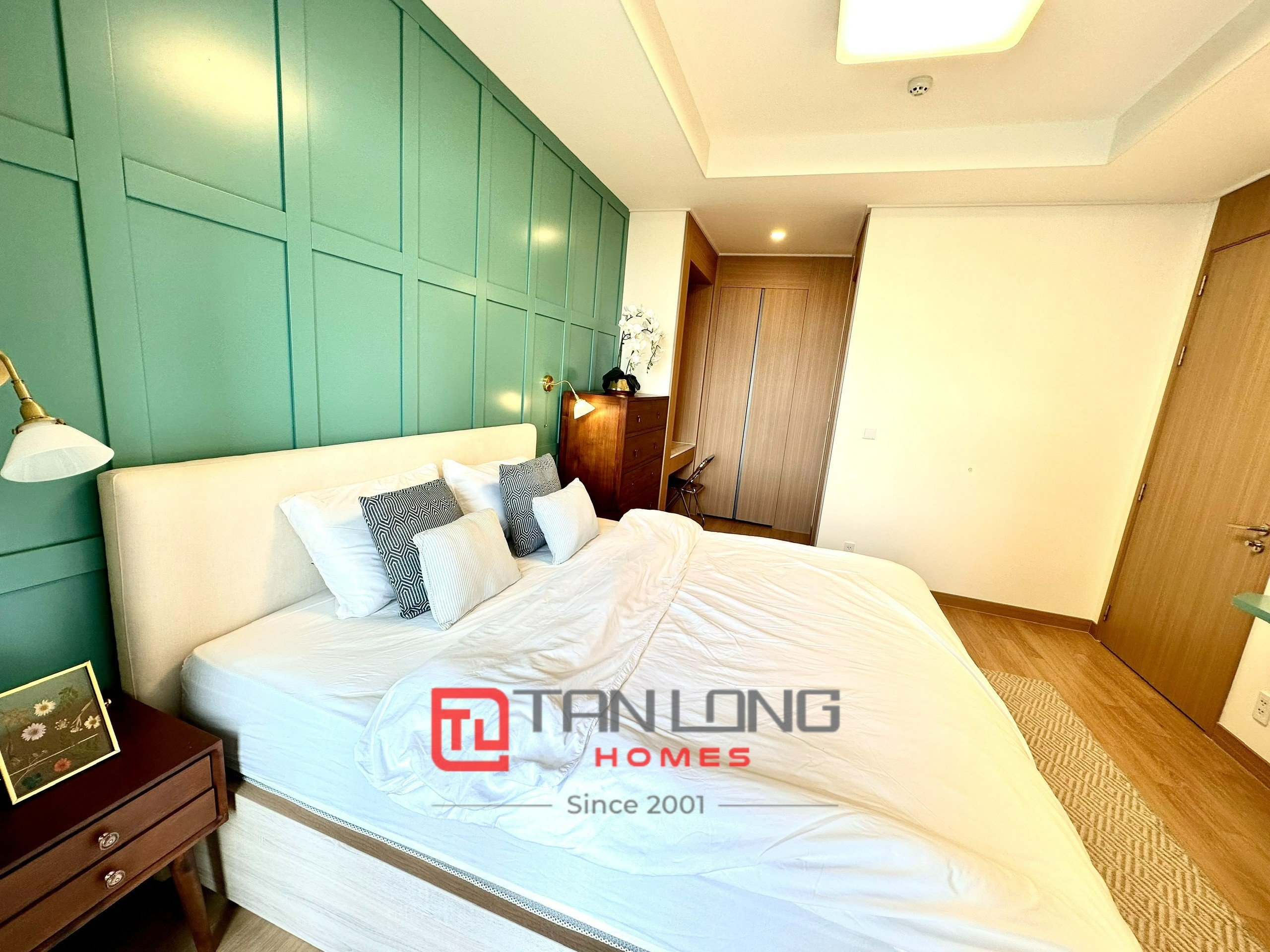 Cho thuê căn 2 ngủ 96m2 tầng cao full đồ mới tòa 902 Starlake, sẵn nhà trống 15