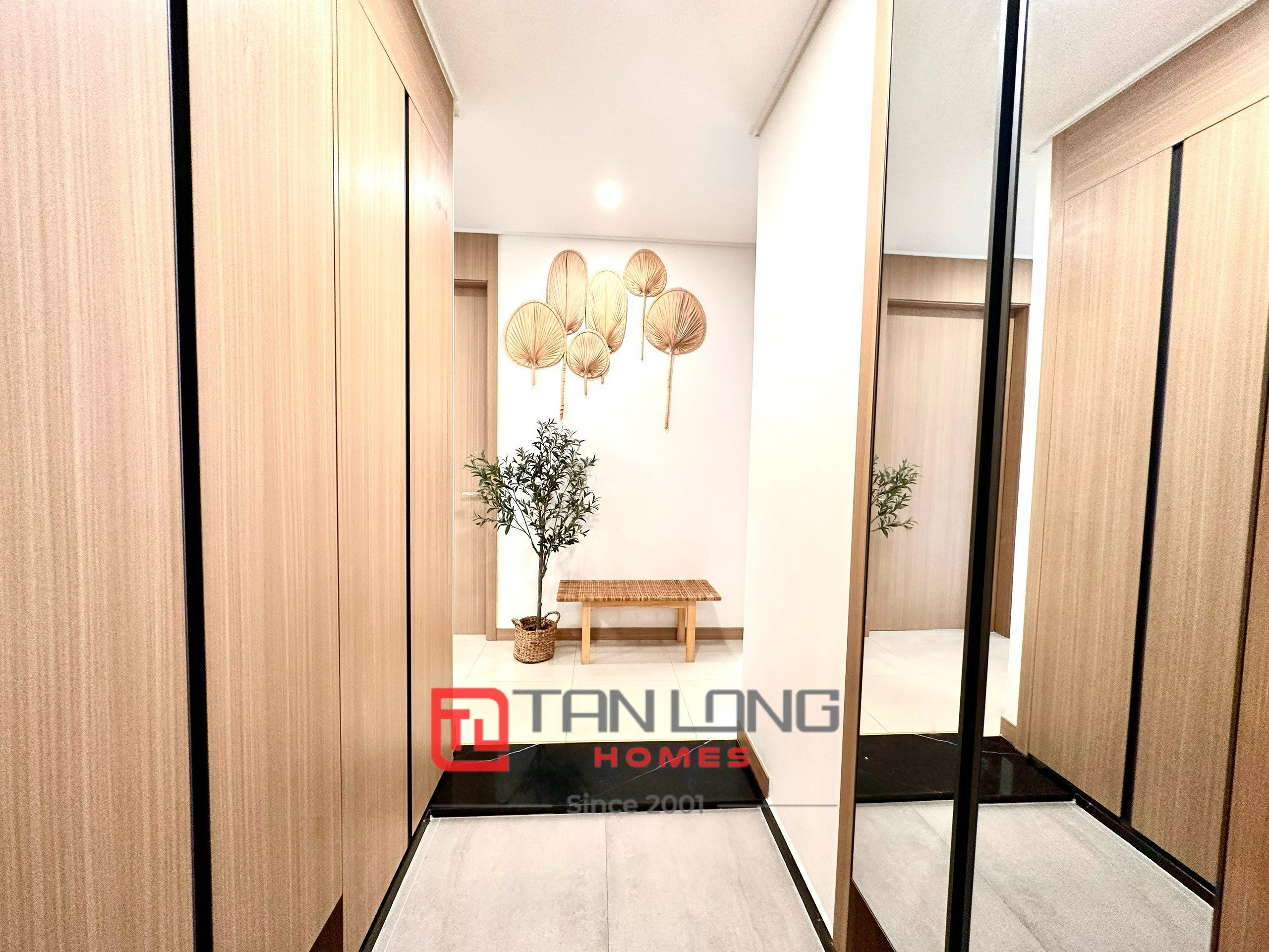 Cho thuê căn 2 ngủ 96m2 tầng cao full đồ mới tòa 902 Starlake, sẵn nhà trống 20