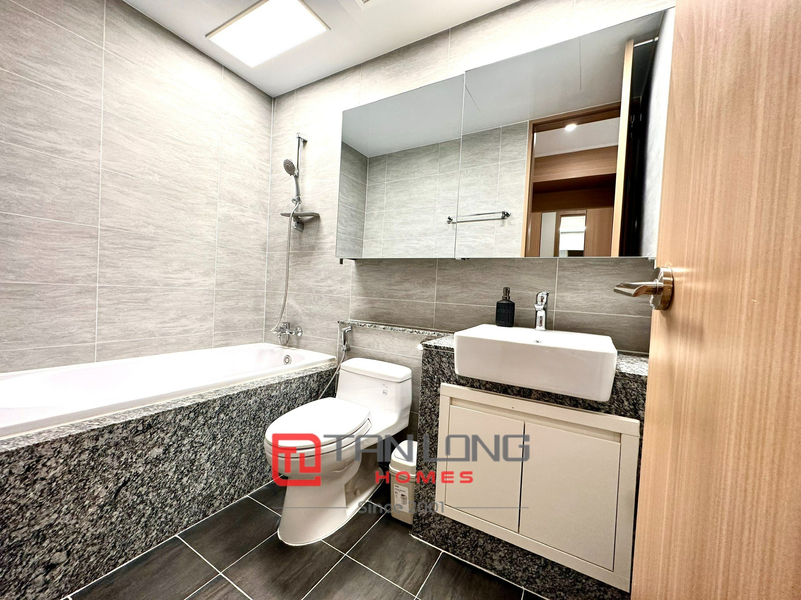 Cho thuê căn 2 ngủ 96m2 tầng cao full đồ mới tòa 902 Starlake, sẵn nhà trống 21