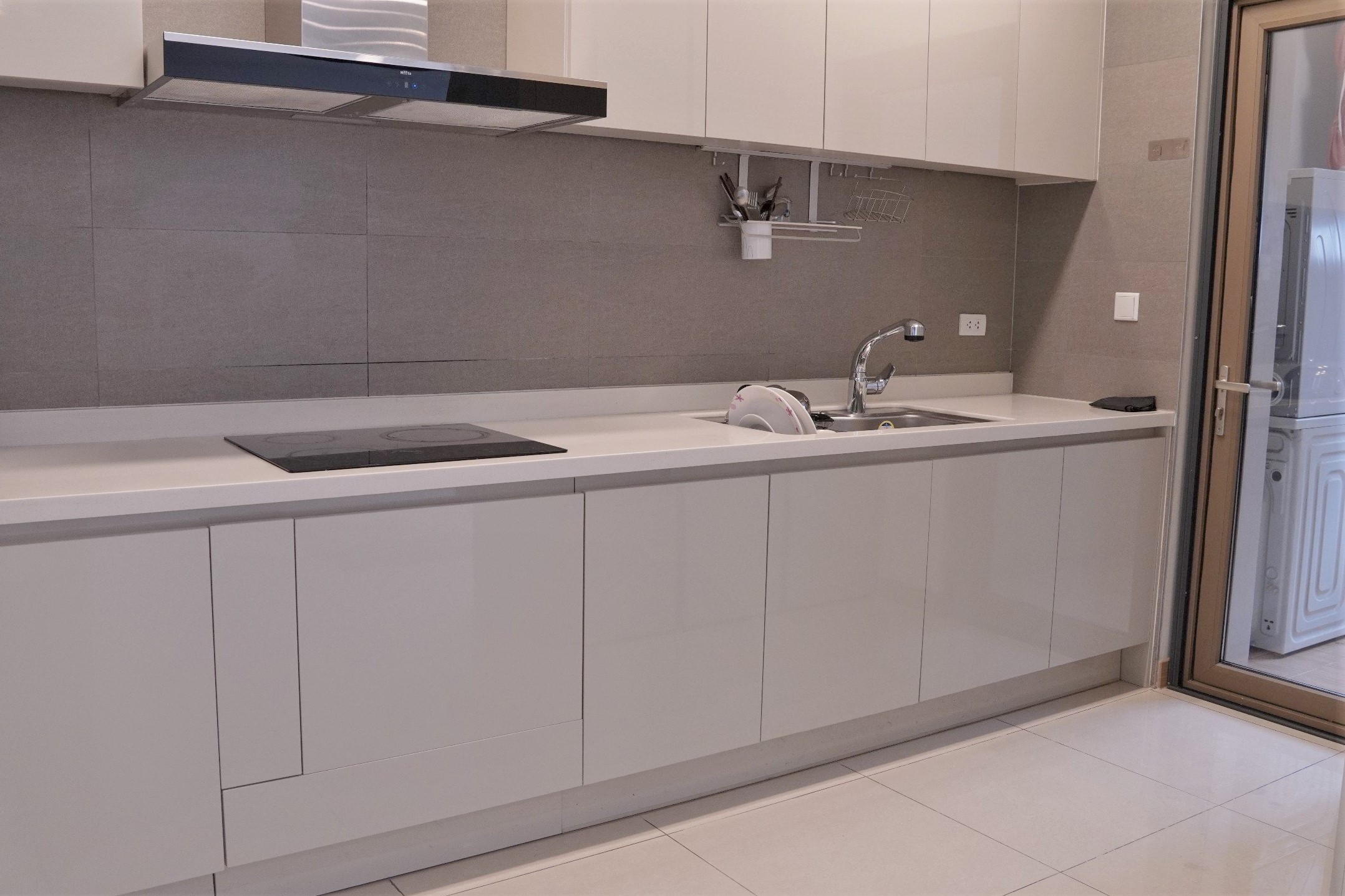 Cho thuê căn 2 ngủ 98m2 full đồ mới, tầng trung view hồ siêu đẹp tại 902 Starlake 6