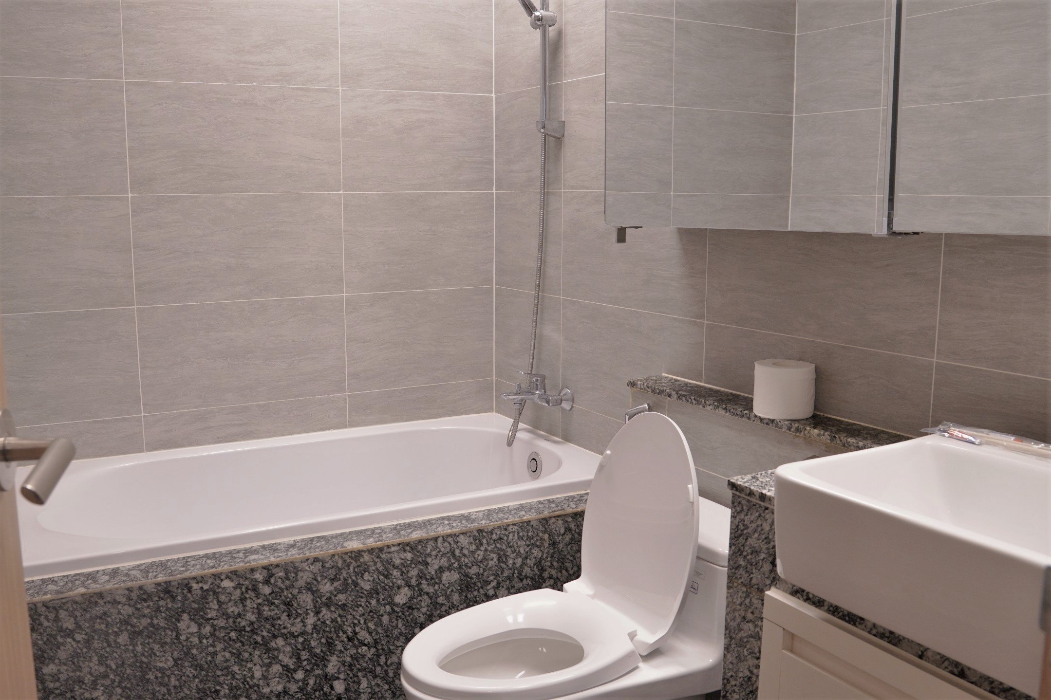 Cho thuê căn 2 ngủ 98m2 full đồ mới, tầng trung view hồ siêu đẹp tại 902 Starlake 9