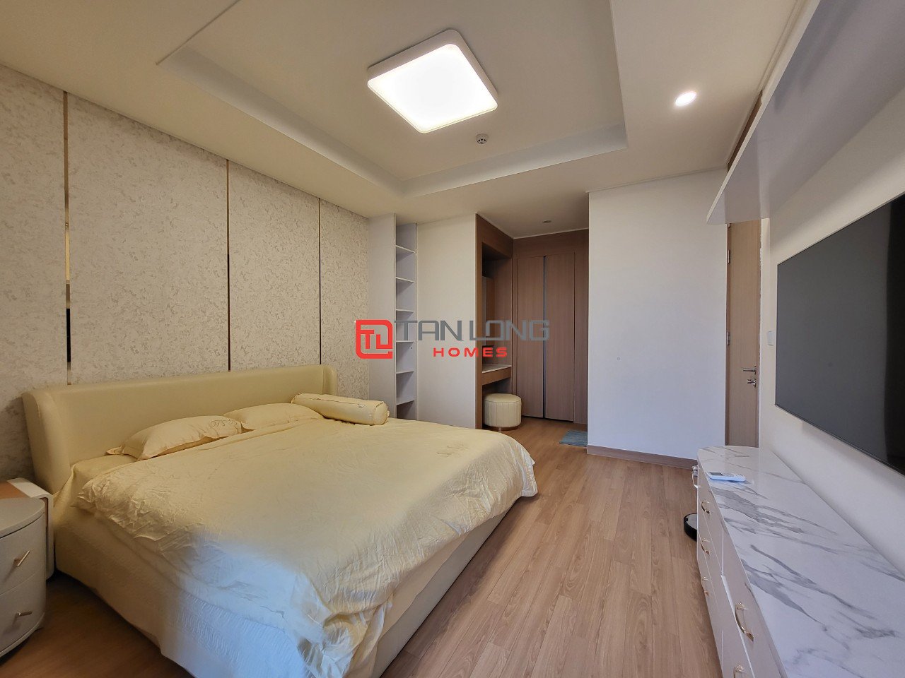 Cho thuê căn 2PN/100m2 tầng cao, nhà mới full đồ tại 903A Starlake 10