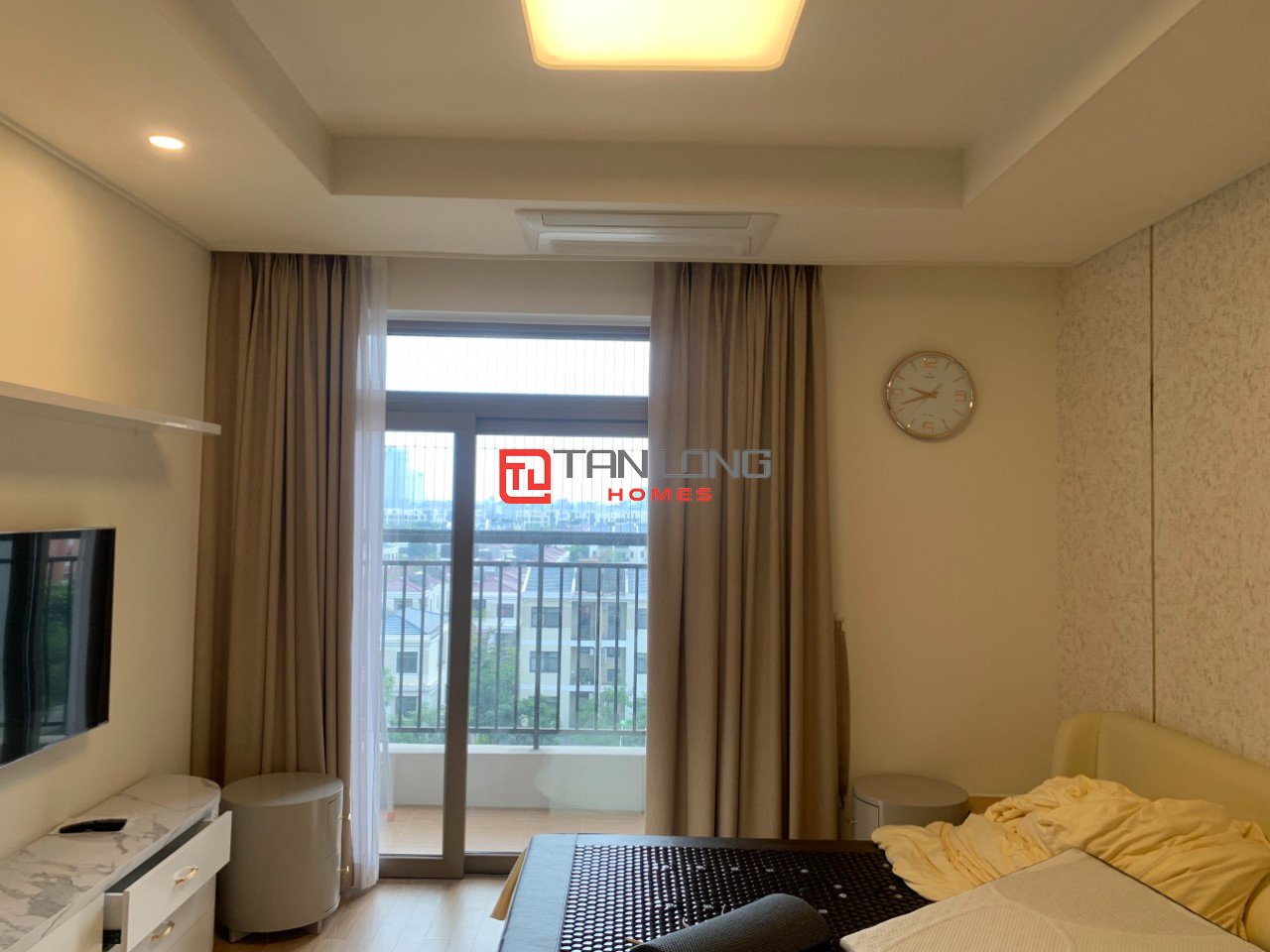 Cho thuê căn 2PN/100m2 tầng cao, nhà mới full đồ tại 903A Starlake 12