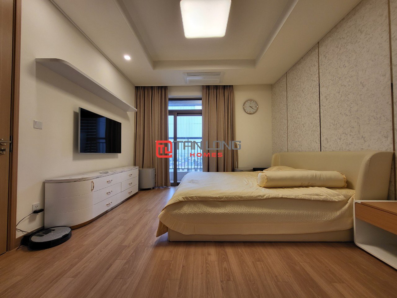 Cho thuê căn 2PN/100m2 tầng cao, nhà mới full đồ tại 903A Starlake 14