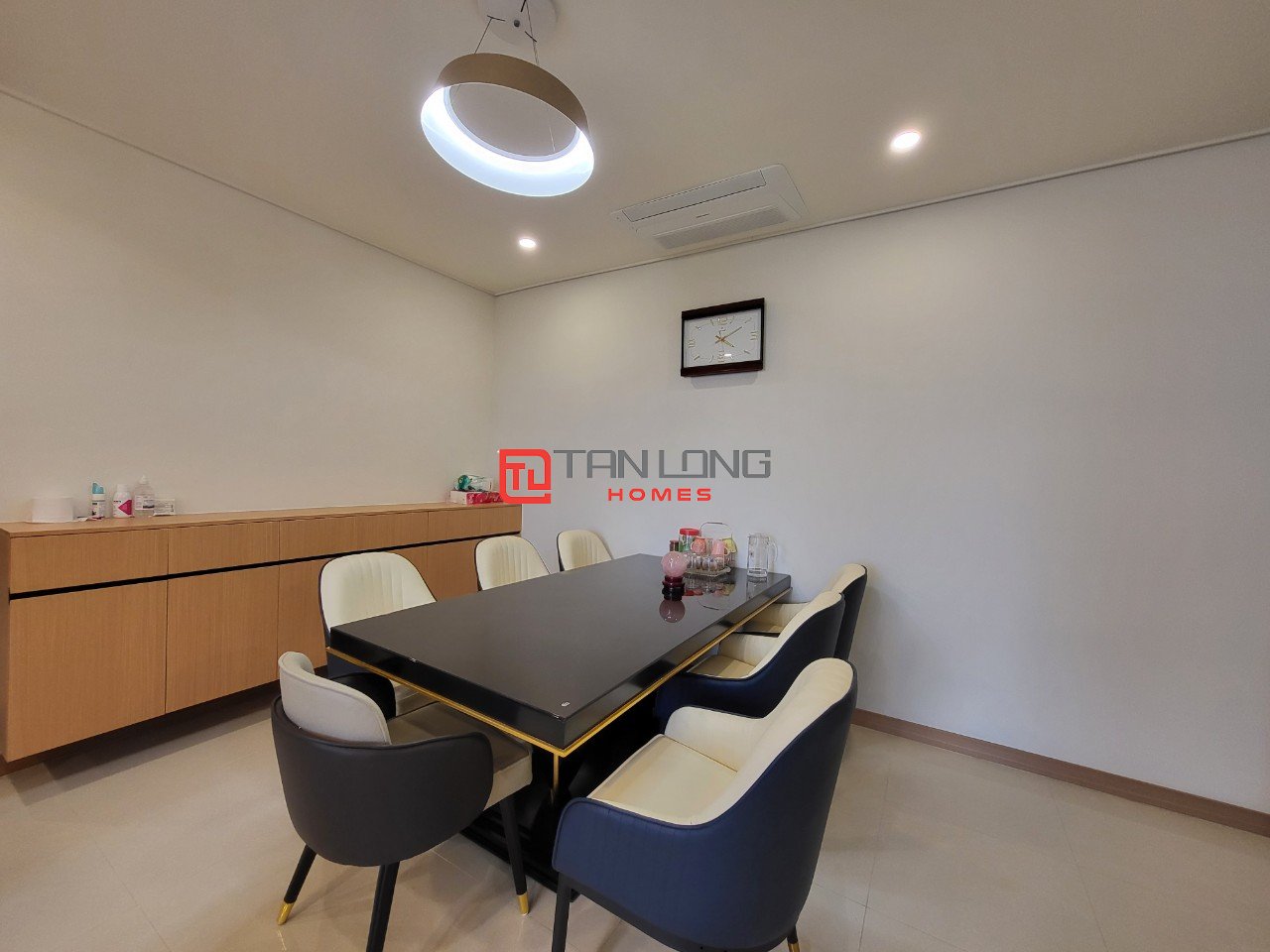 Cho thuê căn 2PN/100m2 tầng cao, nhà mới full đồ tại 903A Starlake 6
