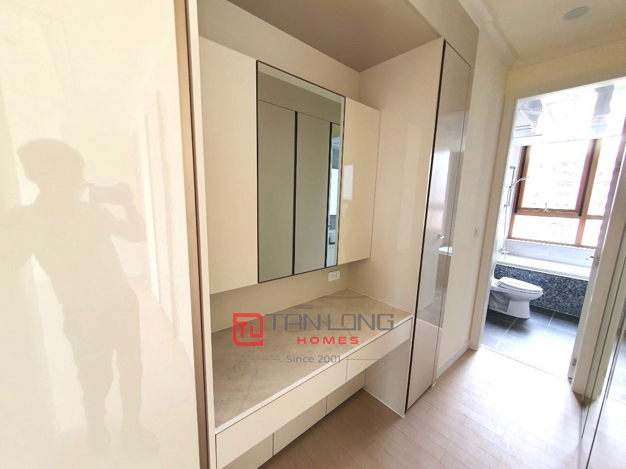 Cho thuê căn 3 ngủ 112m2 đồ cơ bản, tầng cao view Hồ tòa 902 Starlake 10