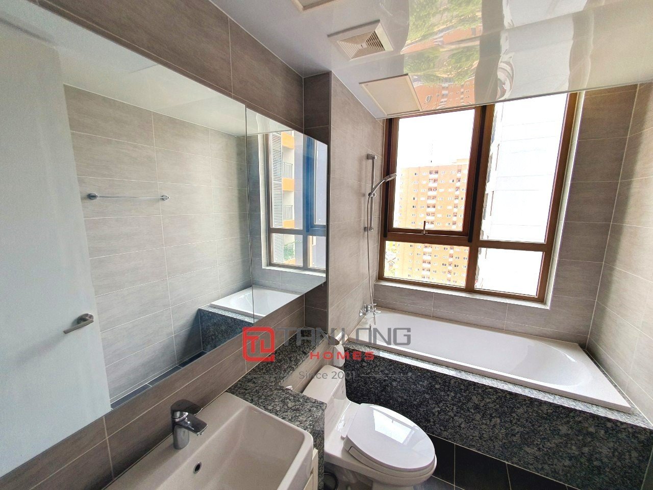 Cho thuê căn 3 ngủ 112m2 đồ cơ bản, tầng cao view Hồ tòa 902 Starlake 11