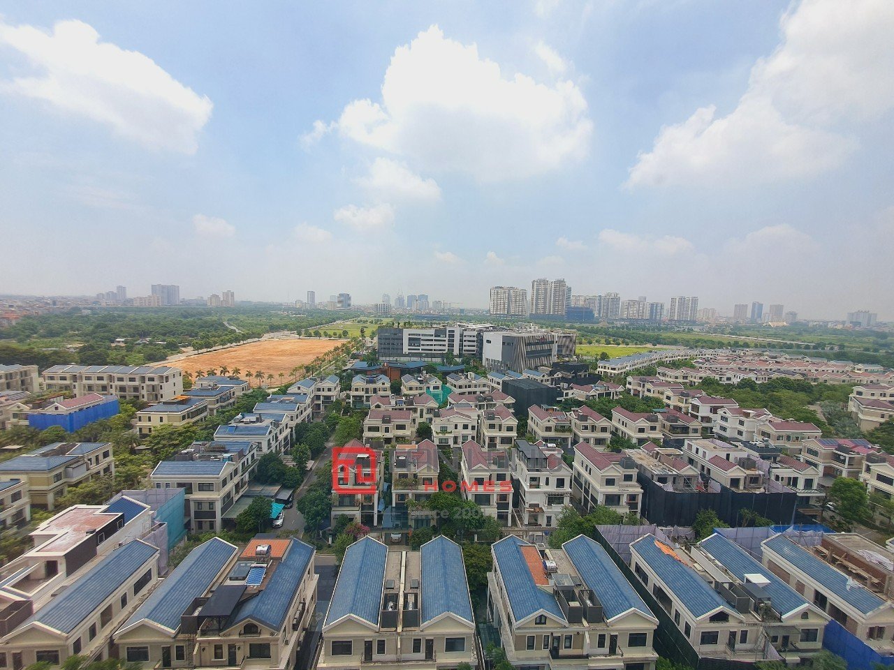 Cho thuê căn 3 ngủ 112m2 đồ cơ bản, tầng cao view Hồ tòa 902 Starlake 12