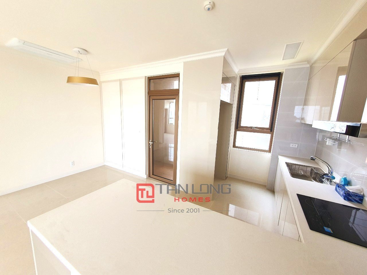 Cho thuê căn 3 ngủ 112m2 đồ cơ bản, tầng cao view Hồ tòa 902 Starlake 4