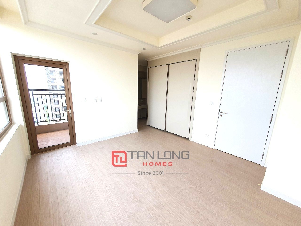Cho thuê căn 3 ngủ 112m2 đồ cơ bản, tầng cao view Hồ tòa 902 Starlake 5