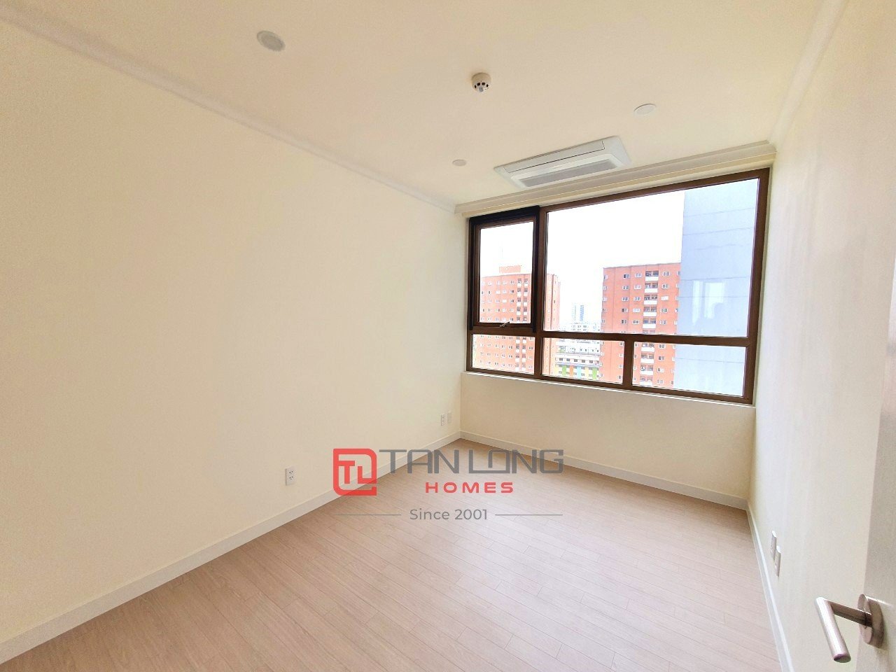Cho thuê căn 3 ngủ 112m2 đồ cơ bản, tầng cao view Hồ tòa 902 Starlake 7