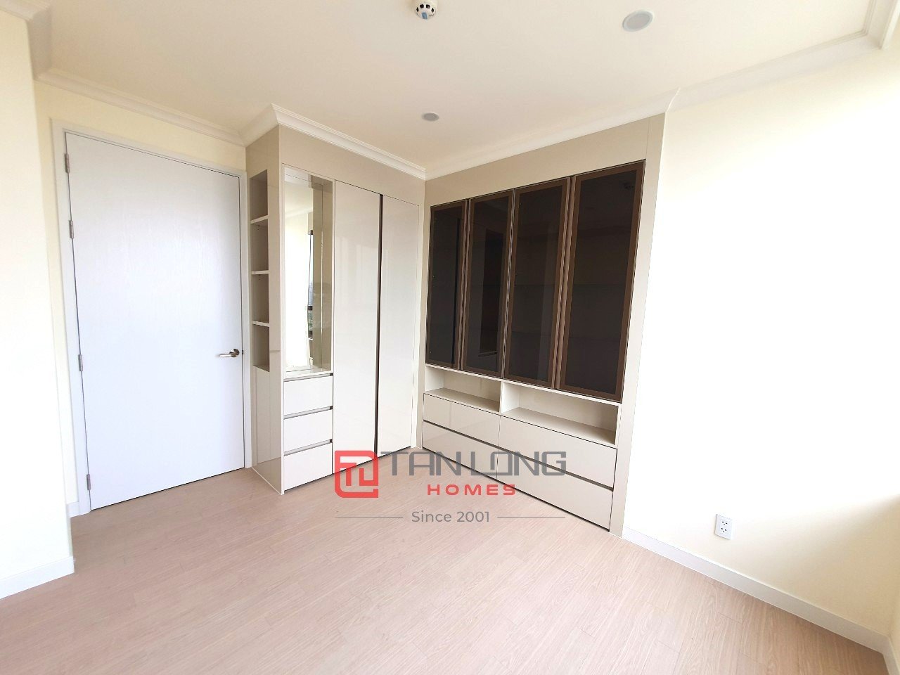 Cho thuê căn 3 ngủ 112m2 đồ cơ bản, tầng cao view Hồ tòa 902 Starlake 8