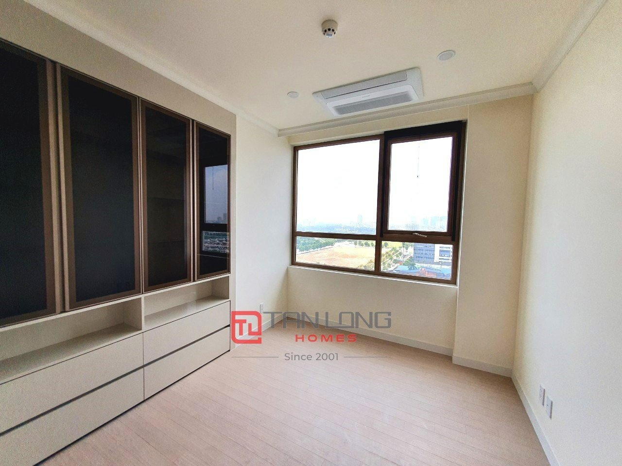 Cho thuê căn 3 ngủ 112m2 đồ cơ bản, tầng cao view Hồ tòa 902 Starlake 9