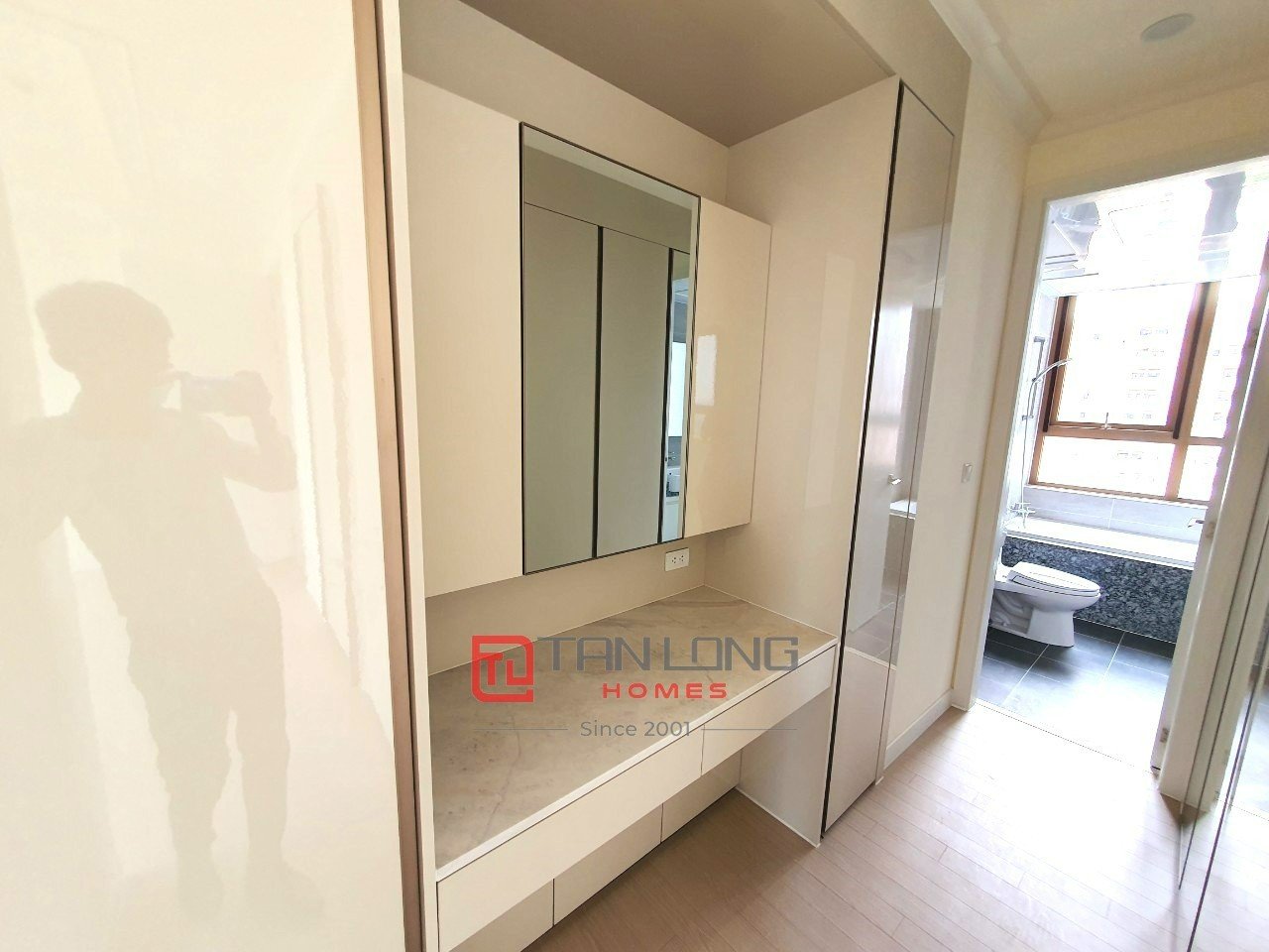 Cho thuê căn 3PN/112m2 tầng cao, đồ nguyên bản CĐT, view hồ tại 902 Starlake 11