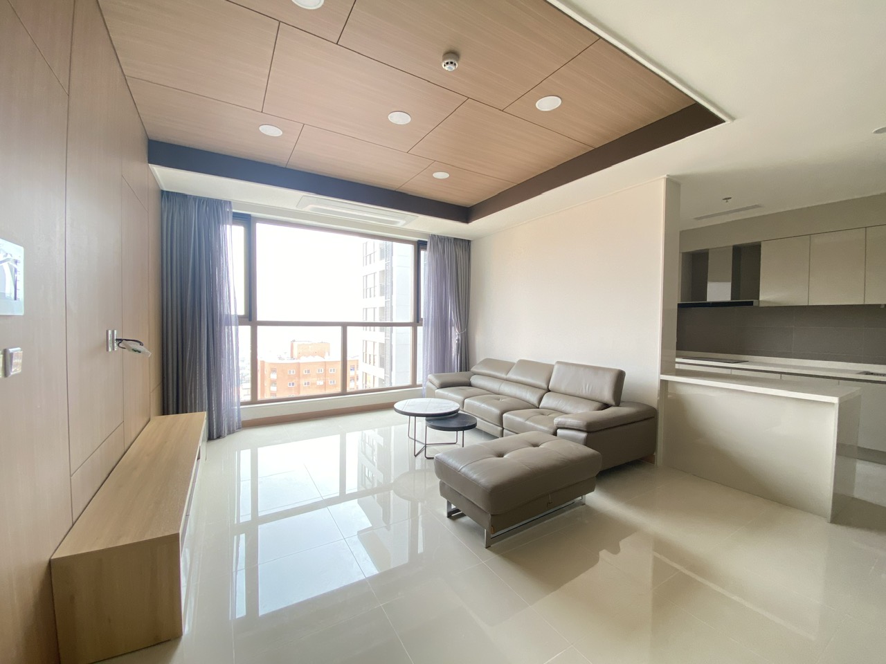 Cho thuê căn D-101m2 full đồ mới, tầng cao, hướng Nam tòa 903 Starlake 2