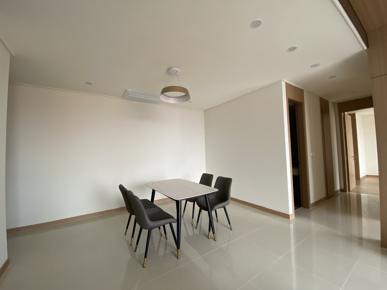 Cho thuê căn D-101m2 full đồ mới, tầng cao, hướng Nam tòa 903 Starlake 3