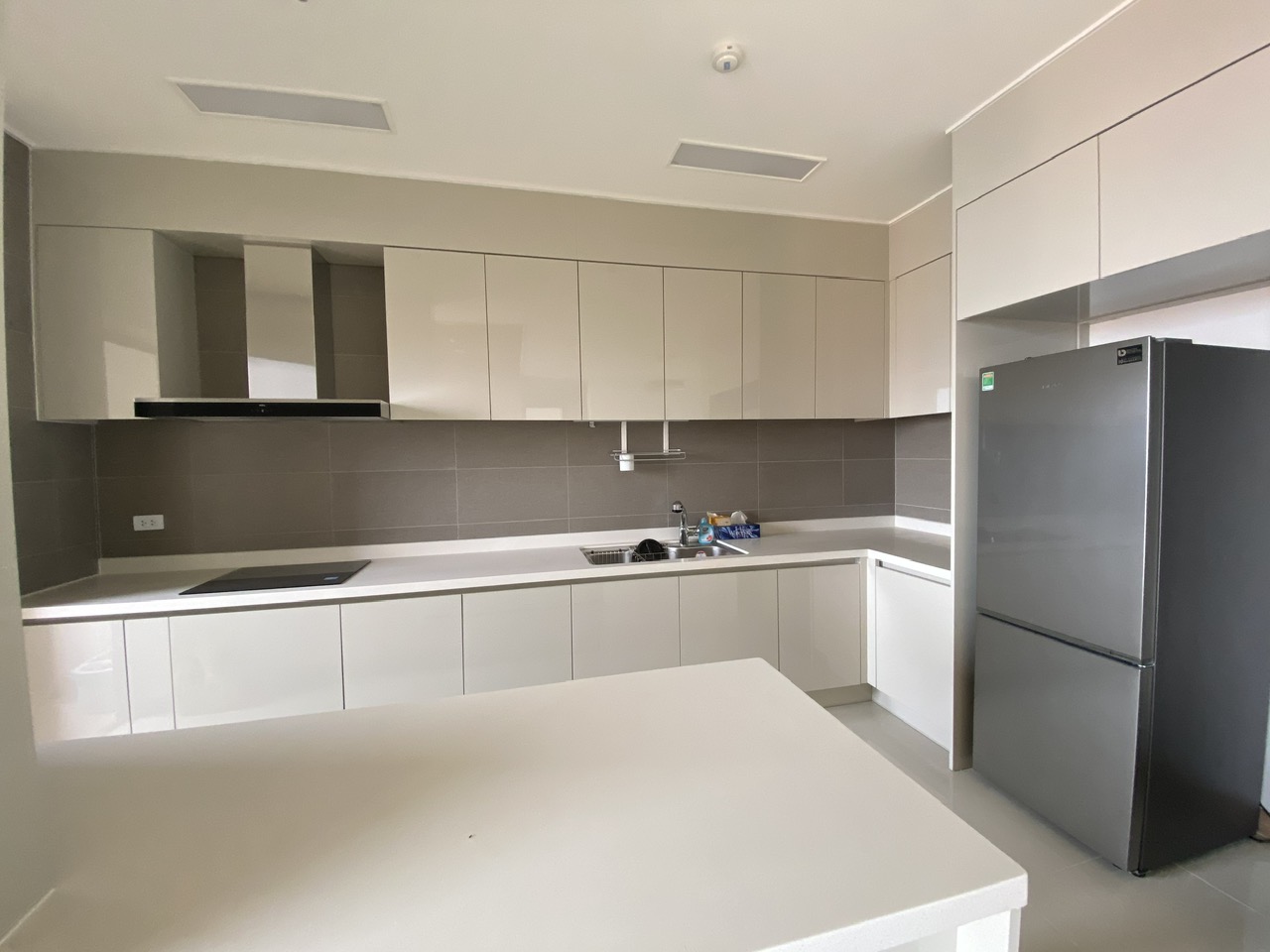 Cho thuê căn D-101m2 full đồ mới, tầng cao, hướng Nam tòa 903 Starlake 4