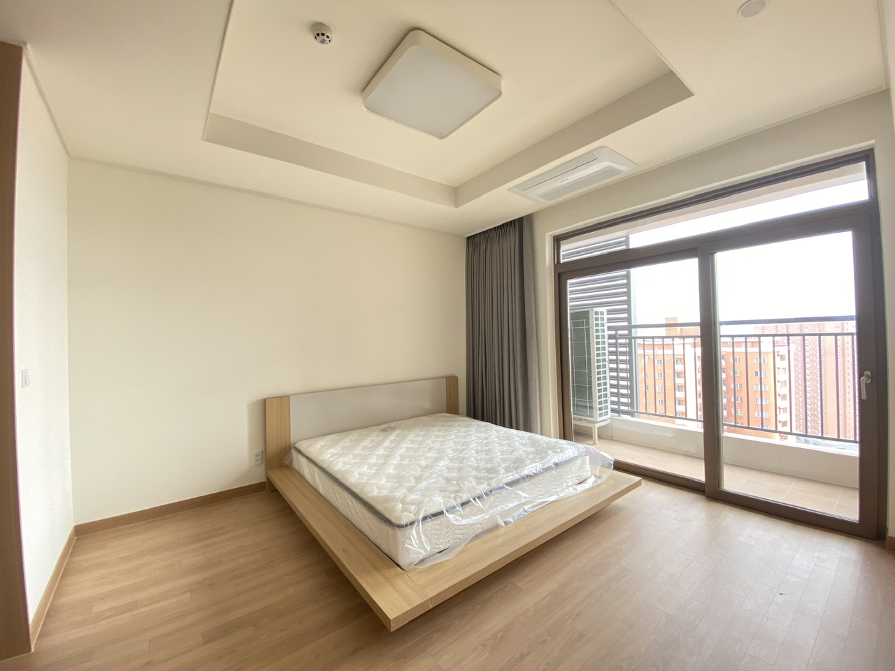 Cho thuê căn D-101m2 full đồ mới, tầng cao, hướng Nam tòa 903 Starlake 6