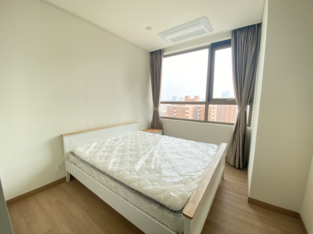 Cho thuê căn D-101m2 full đồ mới, tầng cao, hướng Nam tòa 903 Starlake 7
